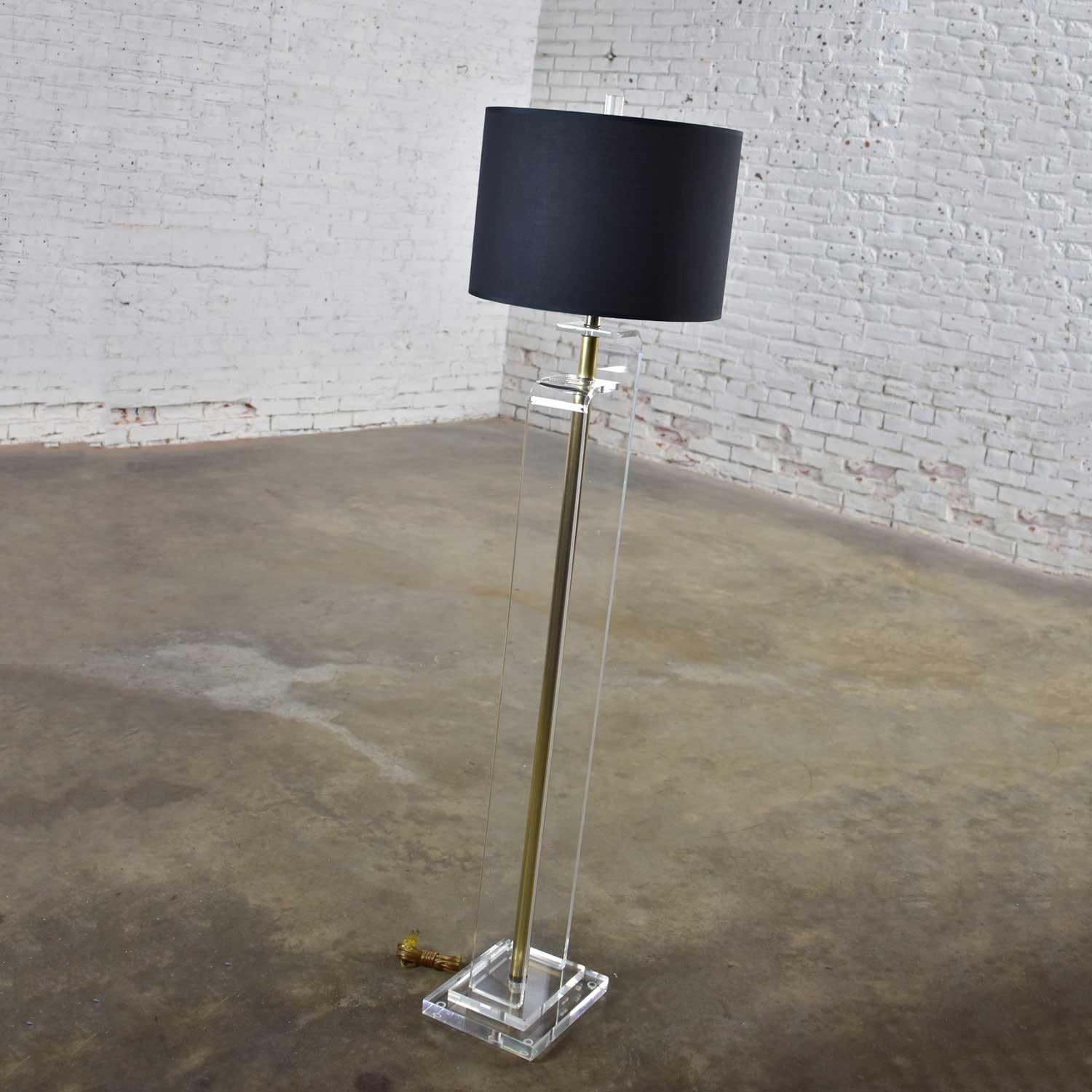 Art Deco Revival Hollywood Regency Lucite and Brass Plate Floor Lamp For Sale 1