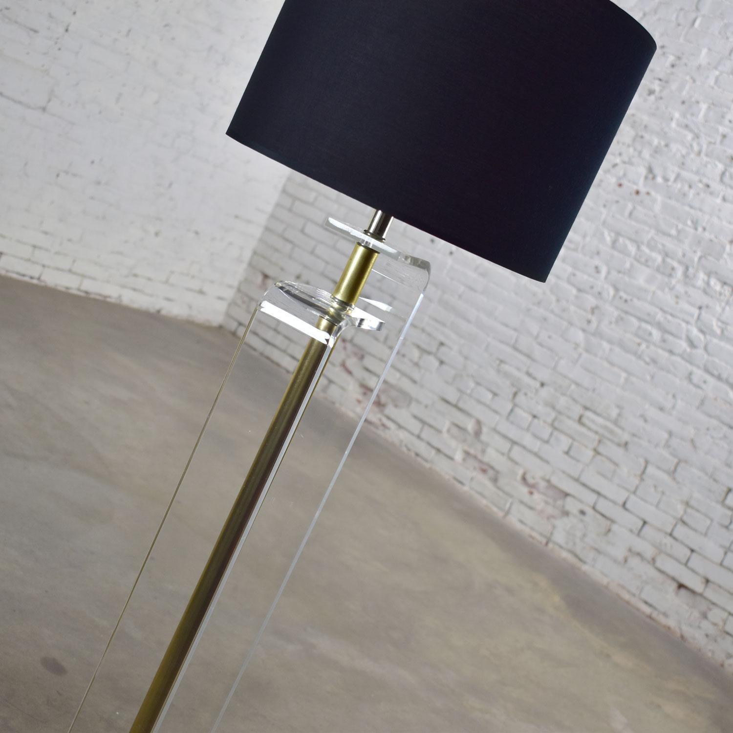 Art Deco Revival Hollywood Regency Lucite and Brass Plate Floor Lamp For Sale 2