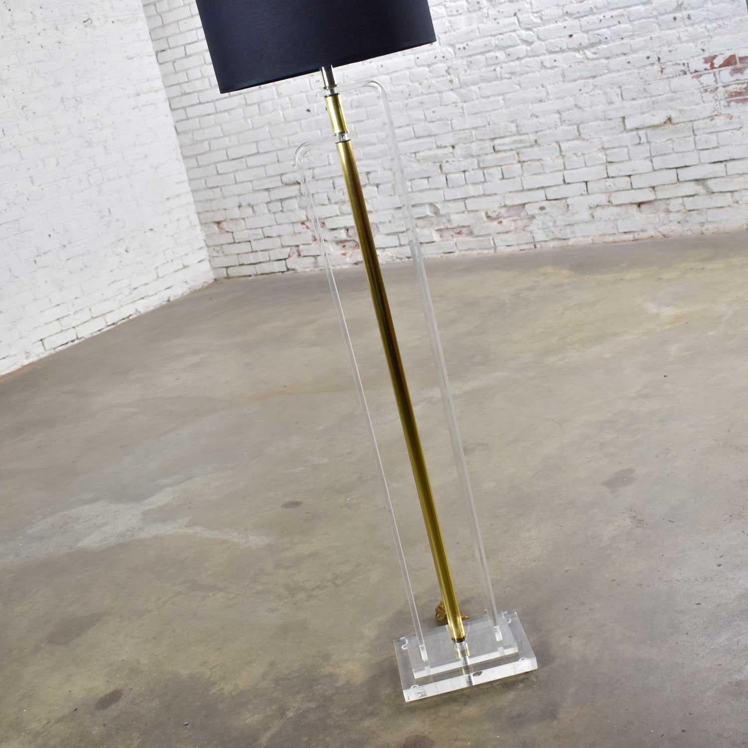 Art Deco Revival Hollywood Regency Lucite and Brass Plate Floor Lamp For Sale 3