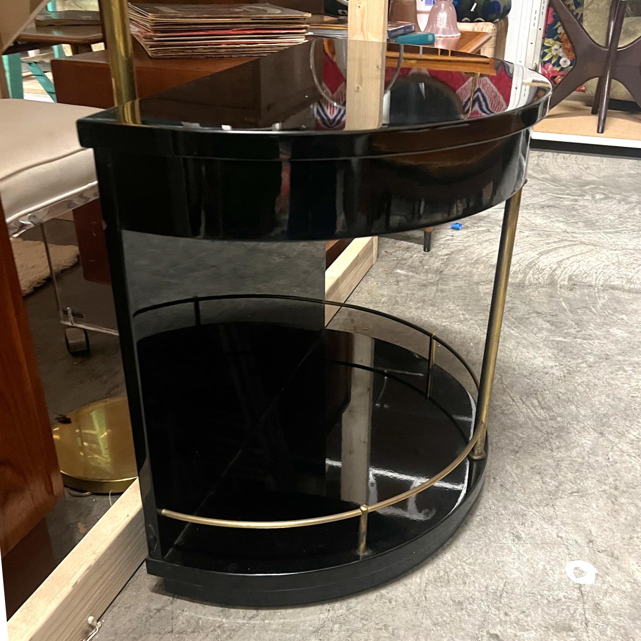 Voici une magnifique table d'entrée Demi-lune laquée noir et laiton, qui pourrait également faire office de bar !    Tout à fait à la manière d'Aldo Tura.