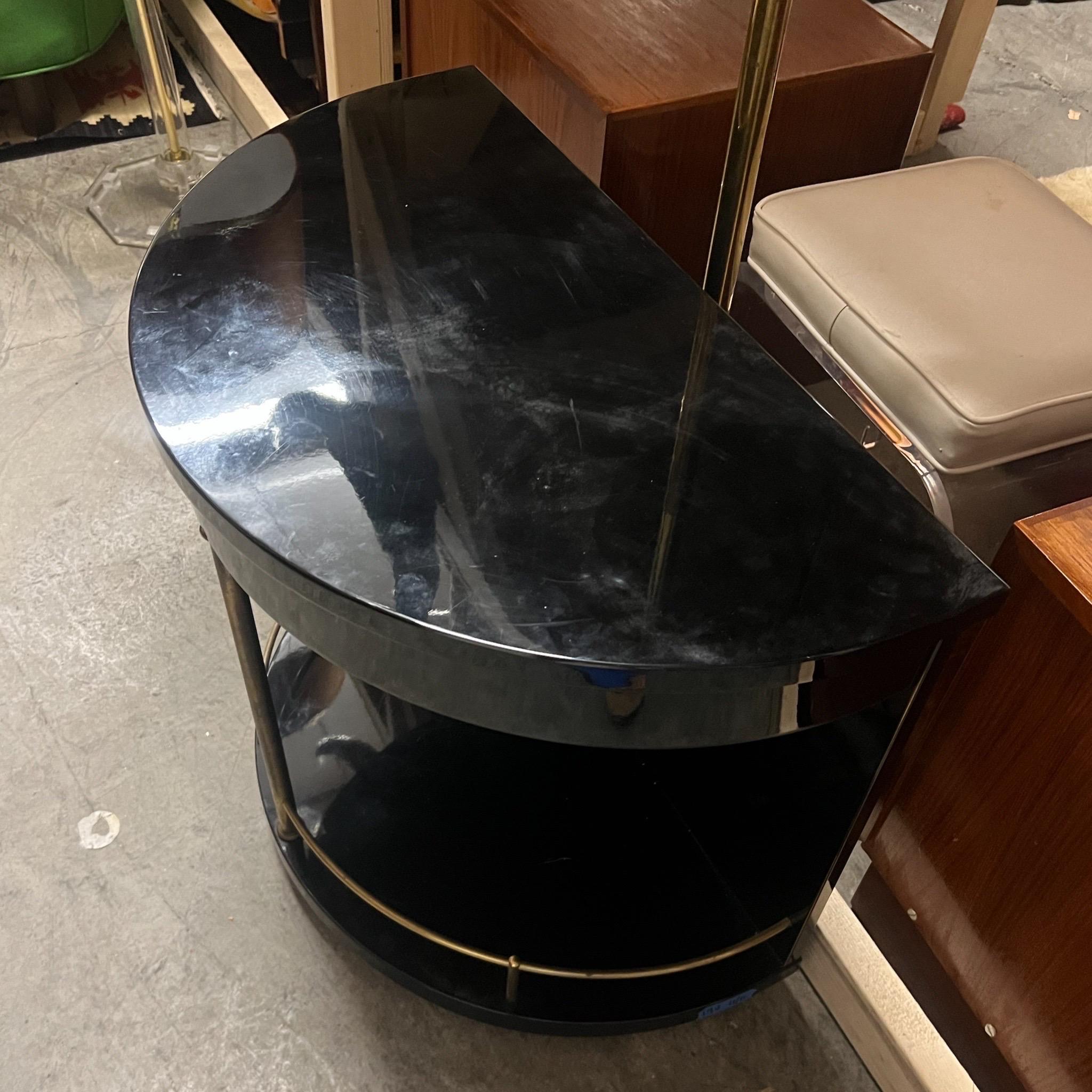 Table Demi Lune Art Deco Revive de style italien Noir et laiton Bon état - En vente à Charleston, SC