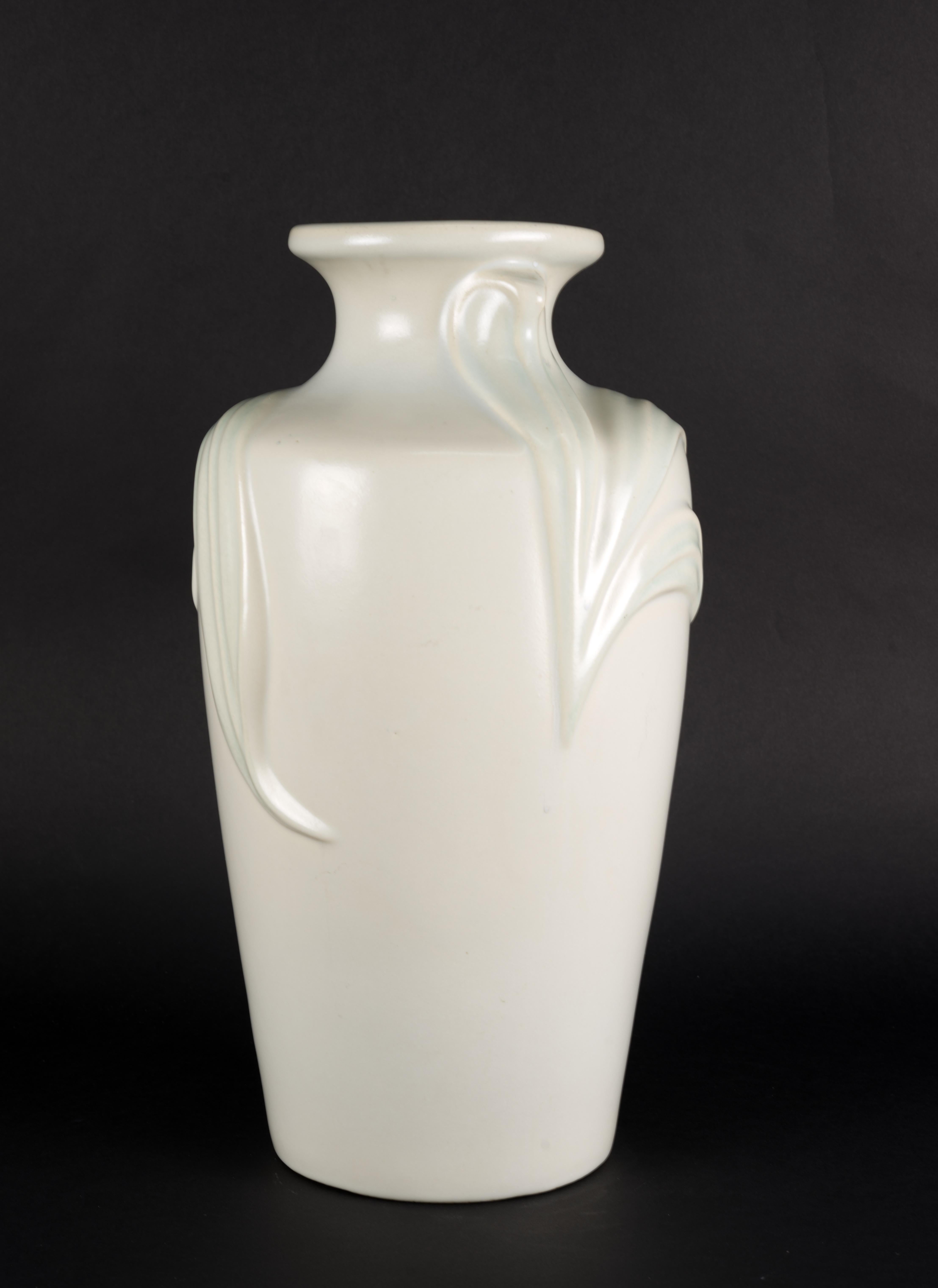 Art Deco Revival Große hellblaue Off-White Vase, Relief aus Blättern, 1980er Jahre im Zustand „Gut“ im Angebot in Clifton Springs, NY