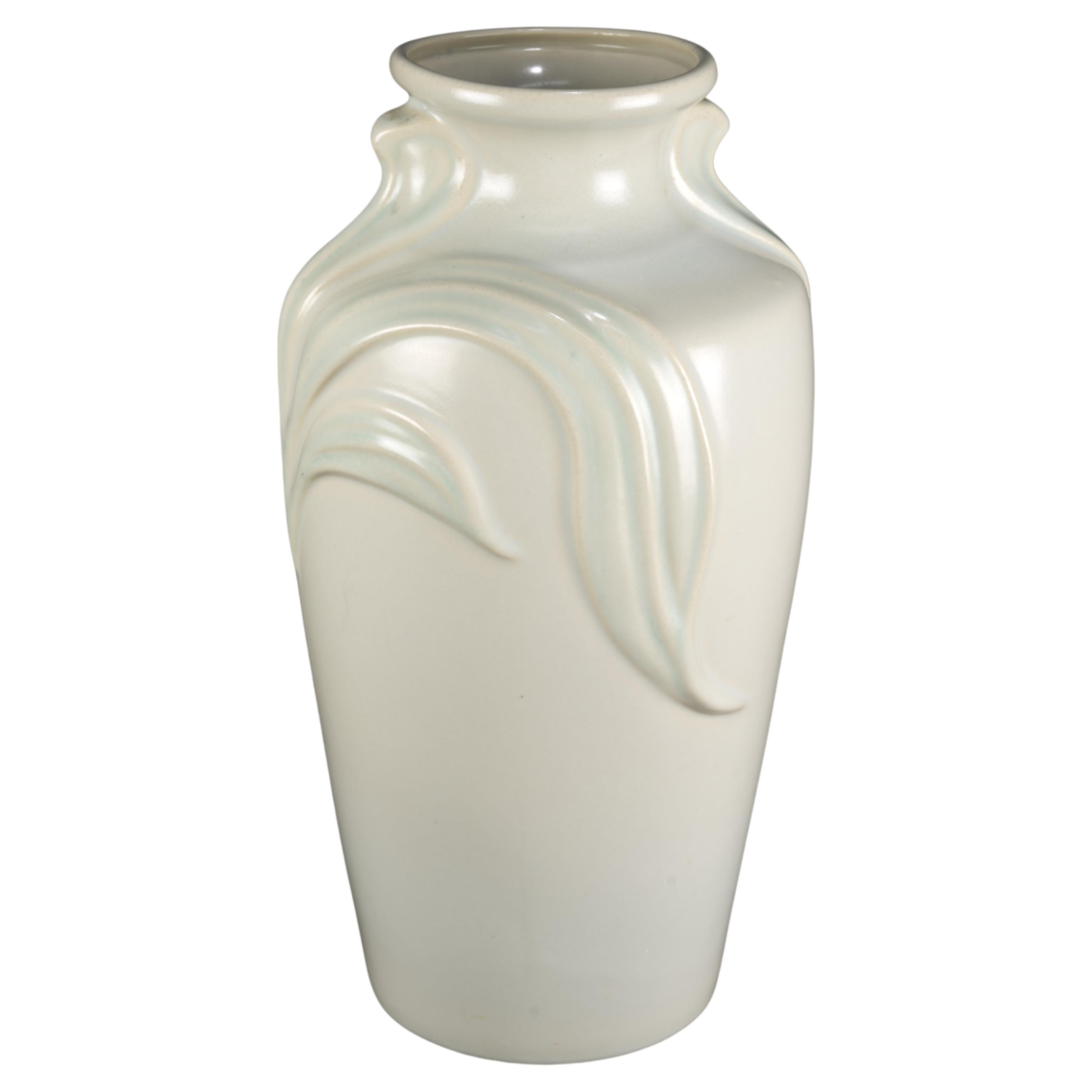 Grand vase Art Deco Revive bleu clair Off-White, relief de feuilles, années 1980 en vente