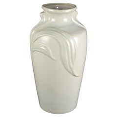 Art Deco Revival Große hellblaue Off-White Vase, Relief aus Blättern, 1980er Jahre