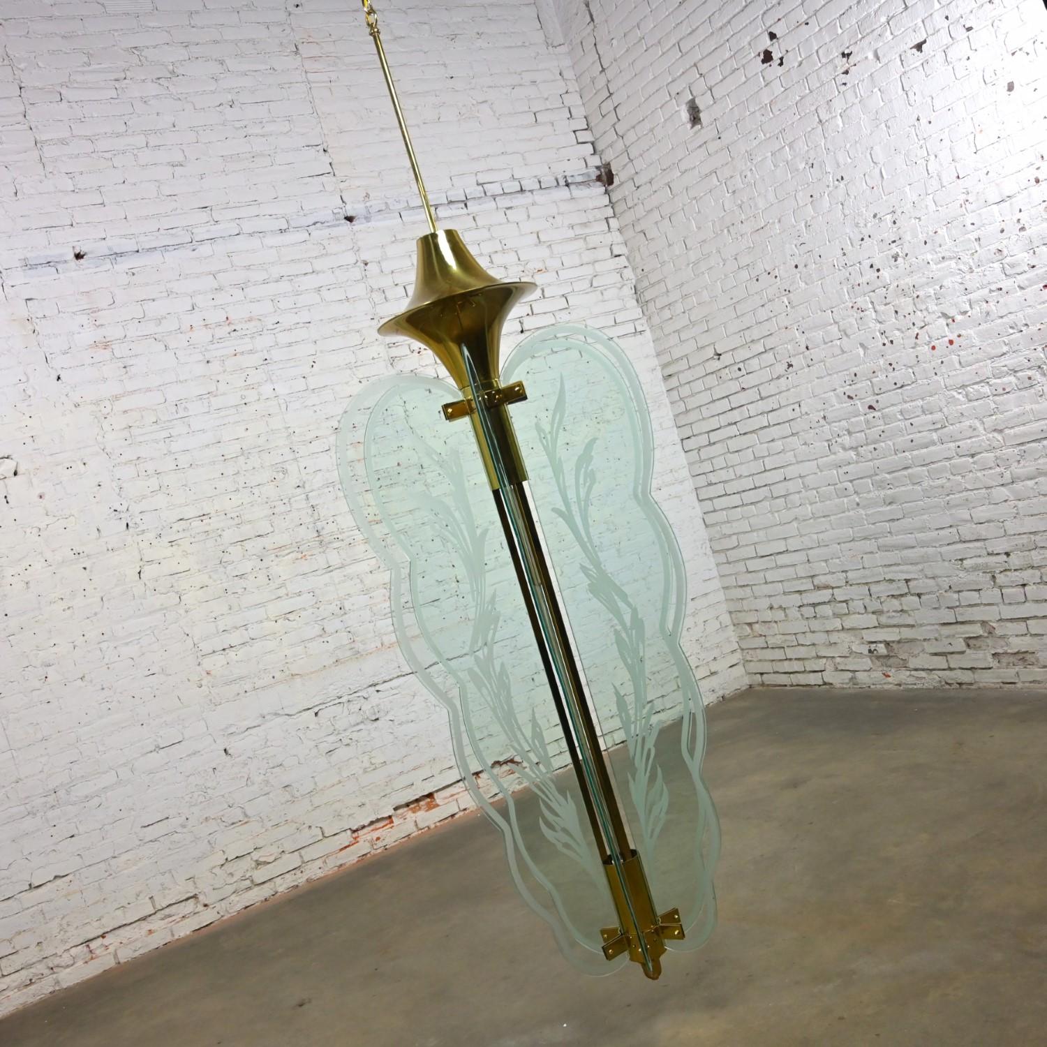 Lustre suspendu monumental Art Déco Revival en laiton et verre gravé en vente 11
