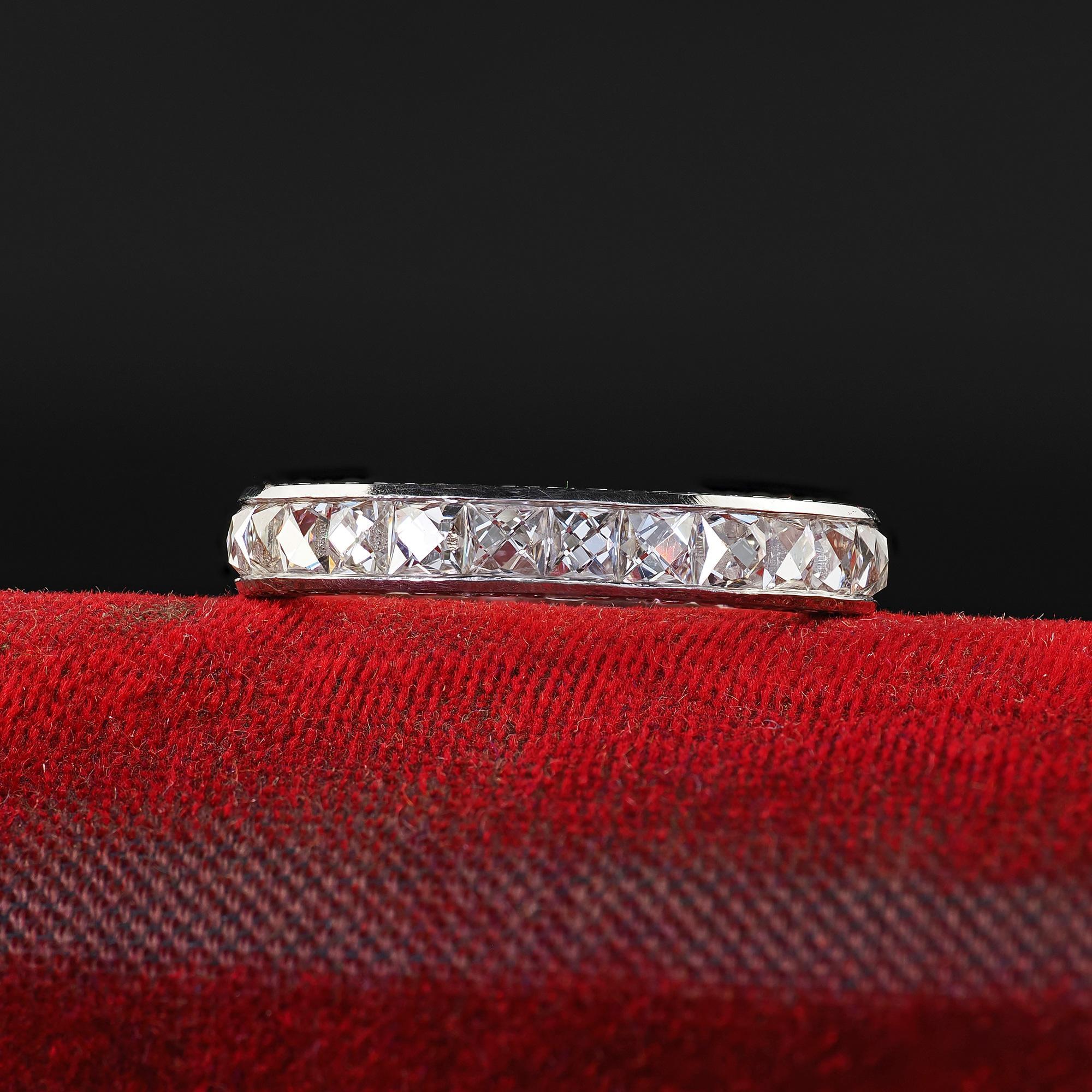 Anillo de eternidad de diamantes talla francesa en platino Art Déco Revival - Talla 5 en Bueno estado para la venta en Great Neck, NY