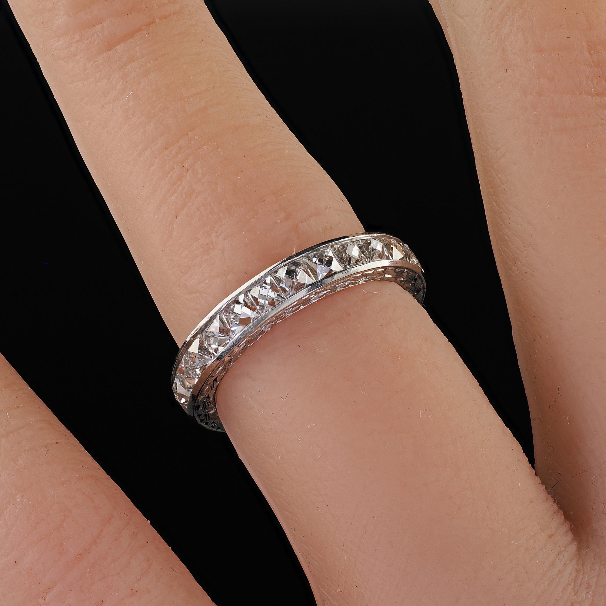 Anillo de eternidad de diamantes talla francesa en platino Art Déco Revival - Talla 5 en venta 2