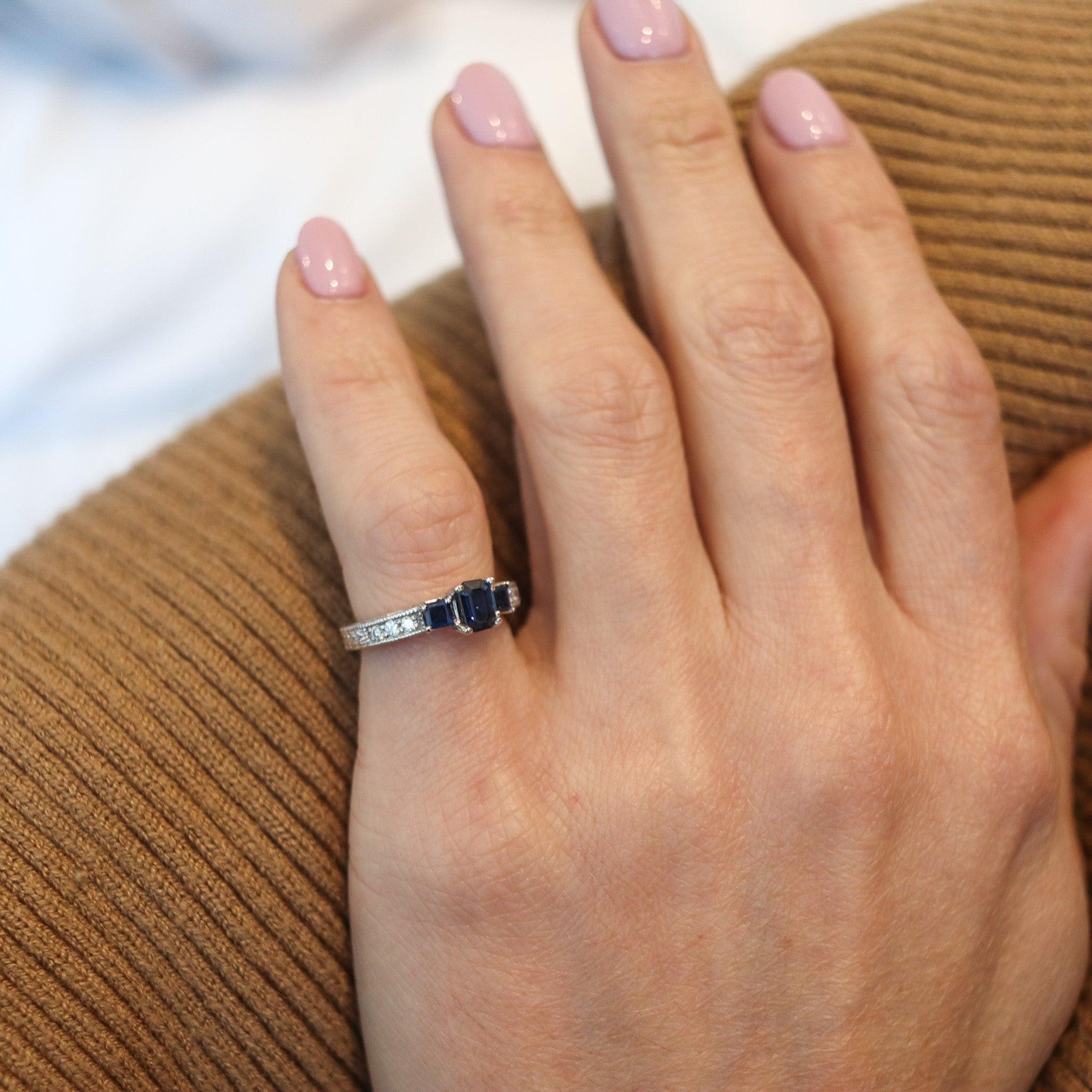 Bague art-déco avec saphirs bleus naturels.

Cette bague de style art-déco a été soigneusement réalisée en or blanc massif de 14 carats avec une finition hautement polie. Les deux côtés sont décorés de motifs floraux et sont ornés de neuf pierres