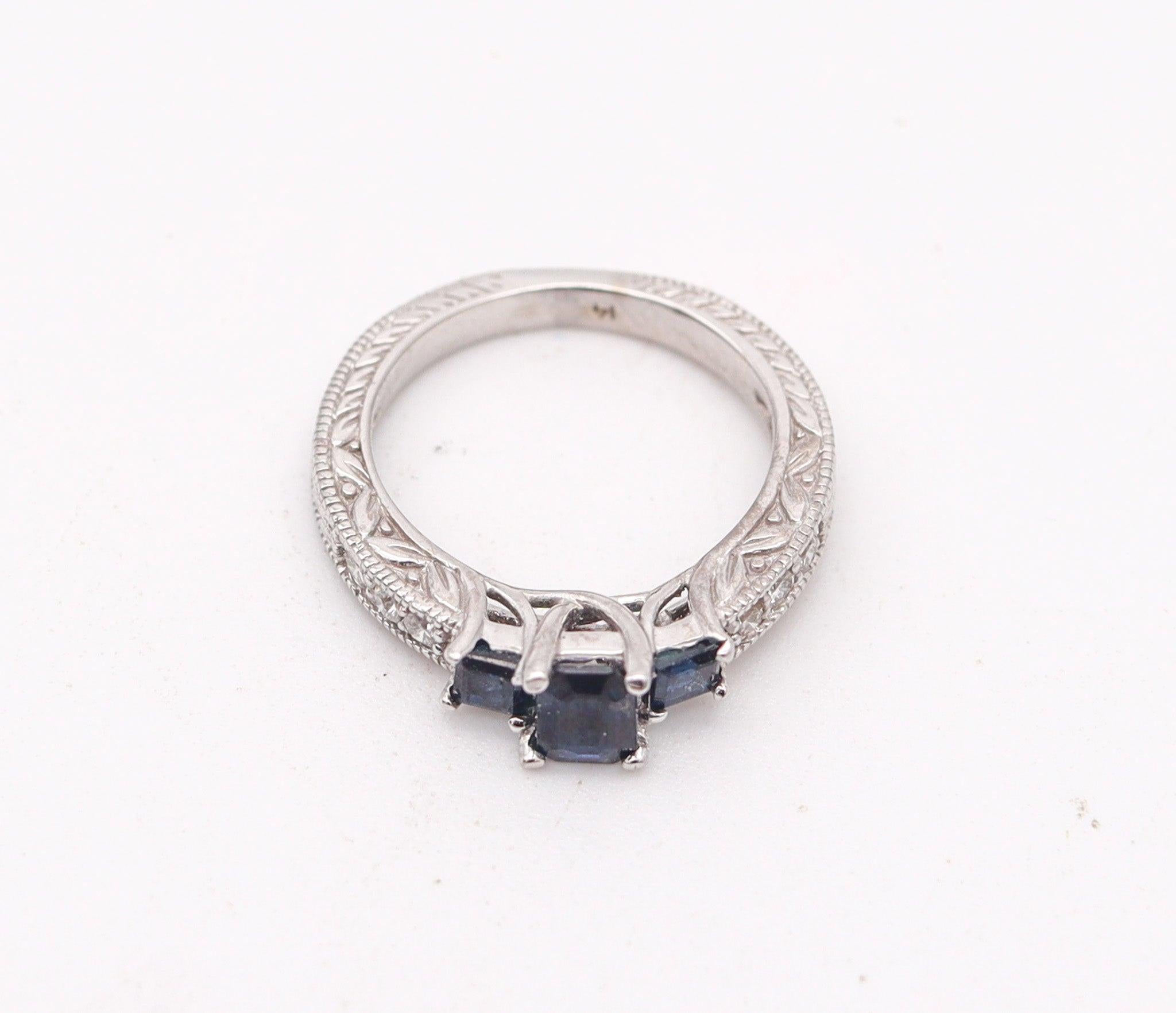 Bague renaissance ART-DECO en or jaune 14 carats avec saphirs bleus et diamants VS Excellent état - En vente à Miami, FL