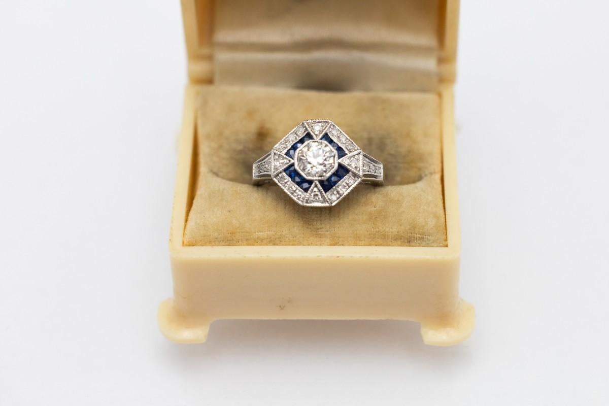 Anillo de oro blanco de 14 quilates con una refinada forma geométrica Art Déco.

Origen: Europa Occidental, década de 1980

Decorado centralmente con un diamante en talla brillante 