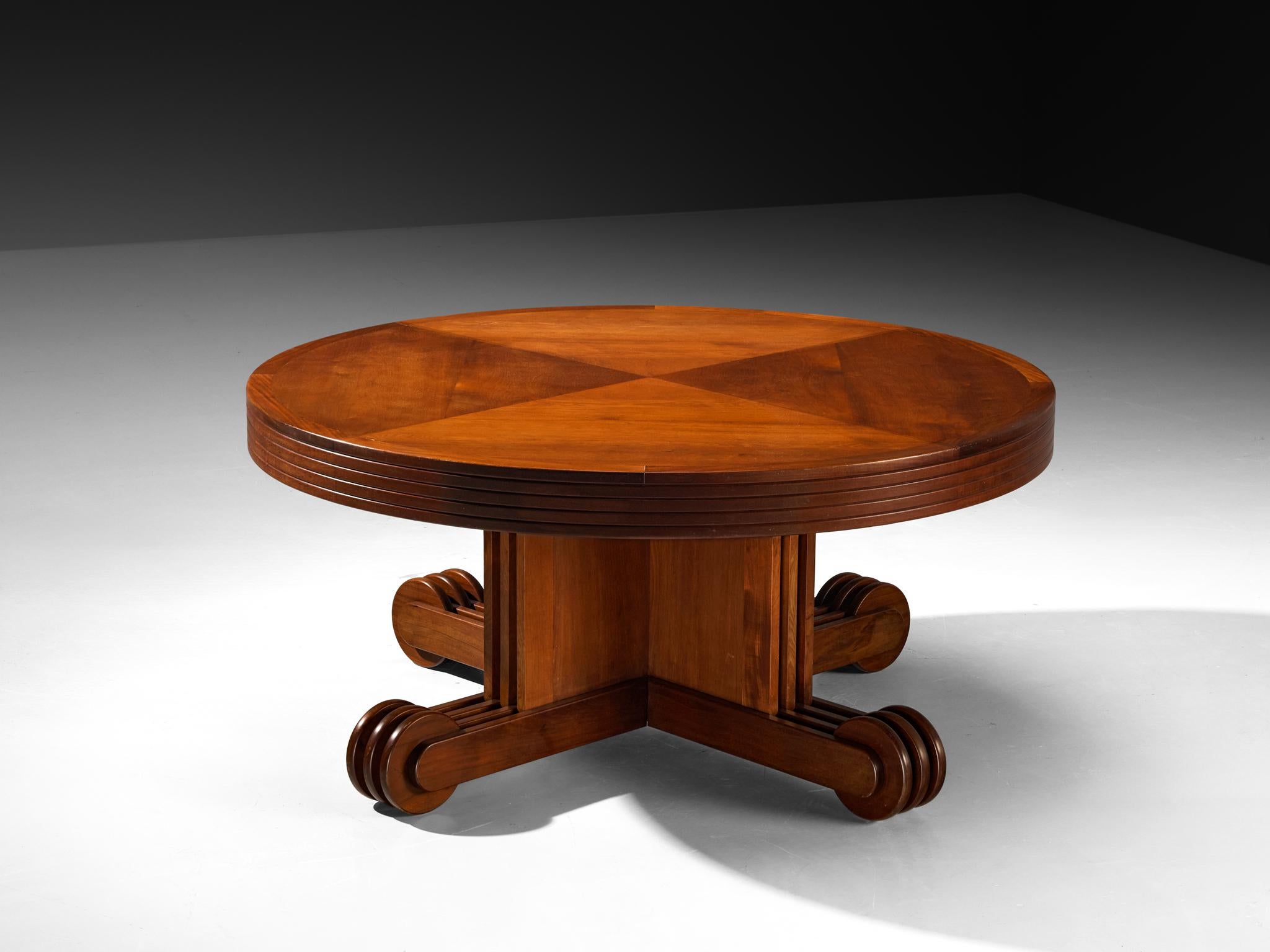 Table de salle à manger, acajou, acajou, Europe, années 1960

Cette table d'inspiration Art déco des années 1960, fabriquée en bois d'acajou, est un excellent exemple de la façon dont ce style associait l'élégance à une géométrie audacieuse. Le