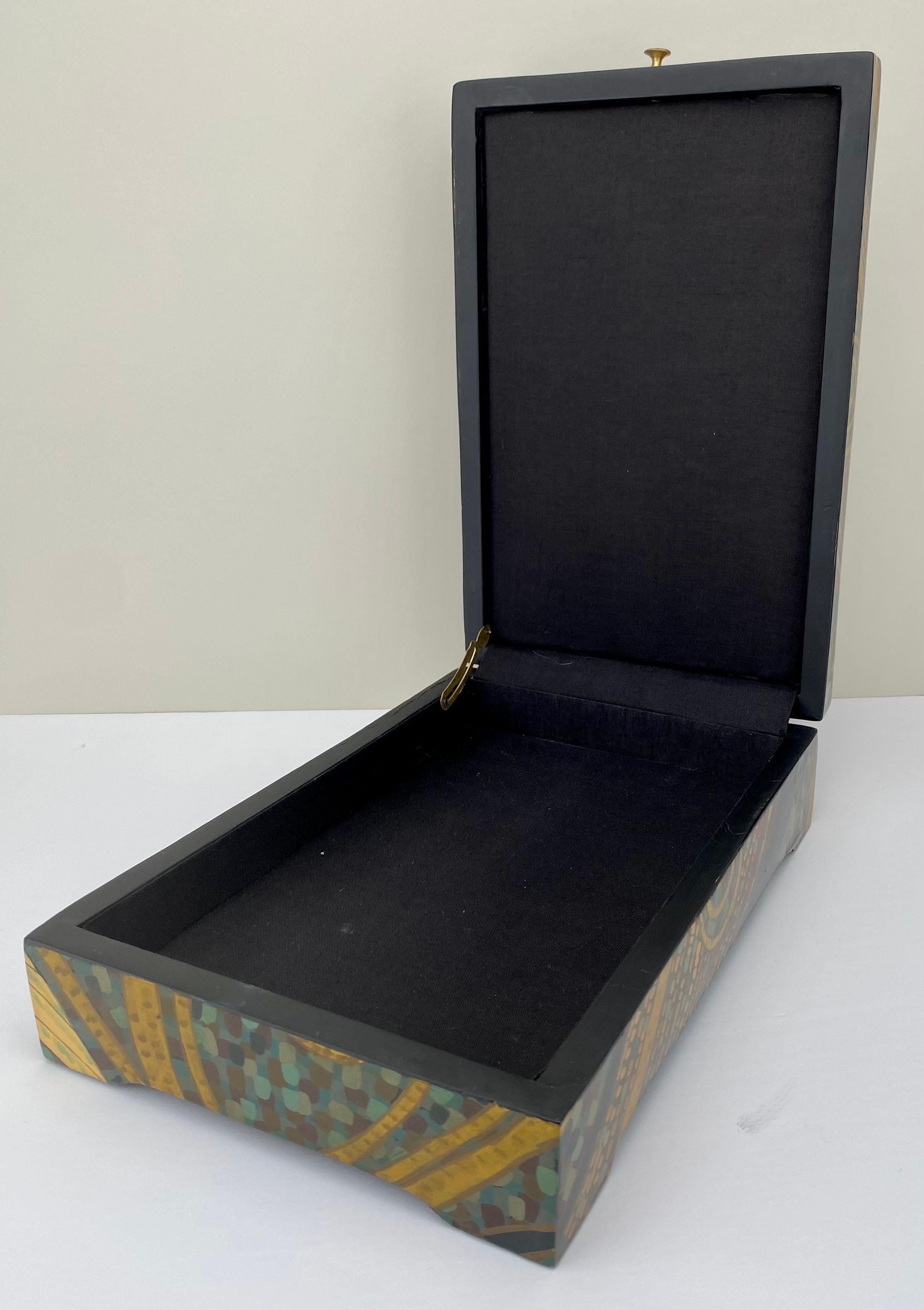 Dekorative Schachtel im Art-Déco-Revival-Stil aus figurativem Lack  (Art déco) im Angebot