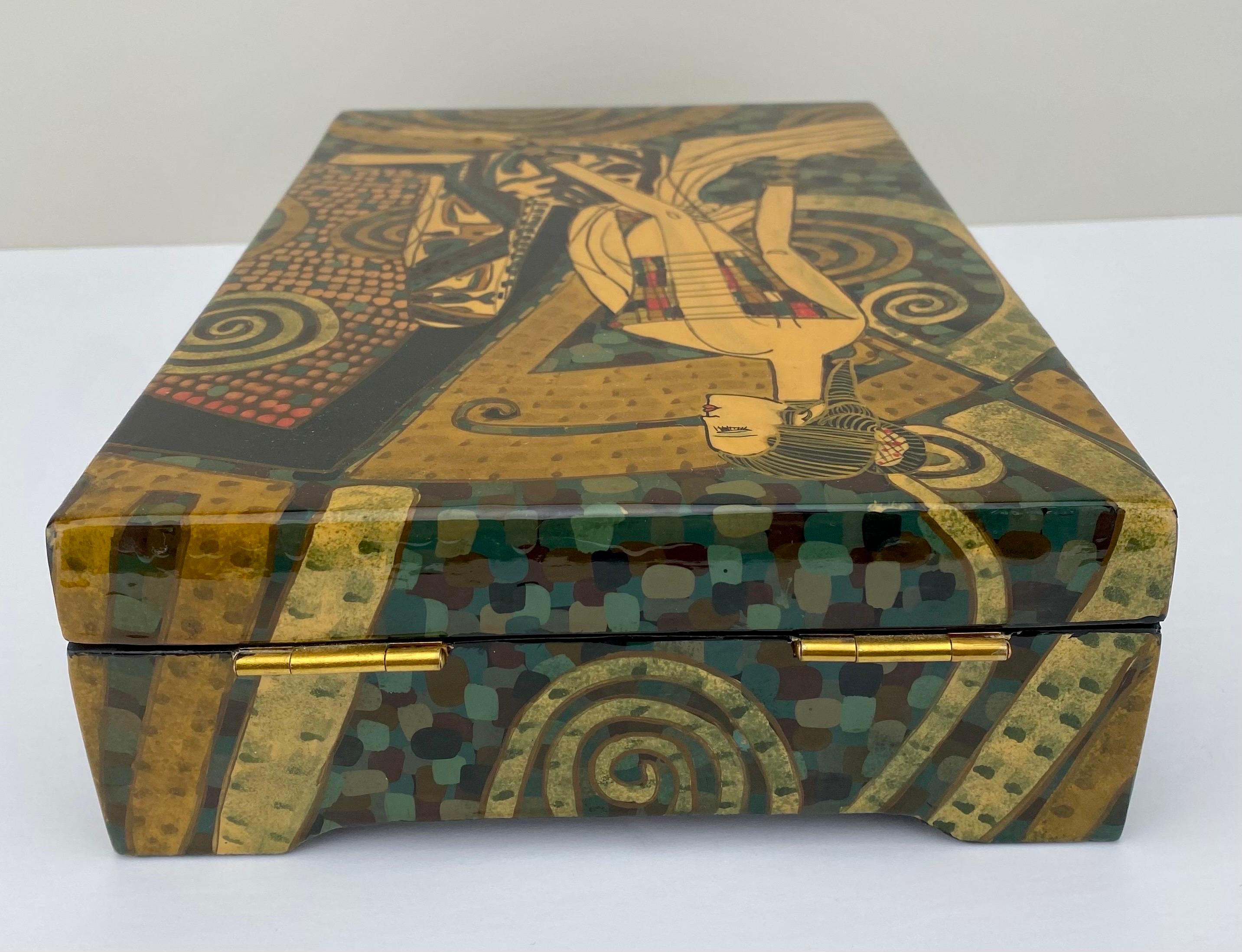 Dekorative Schachtel im Art-Déco-Revival-Stil aus figurativem Lack  (Holz) im Angebot