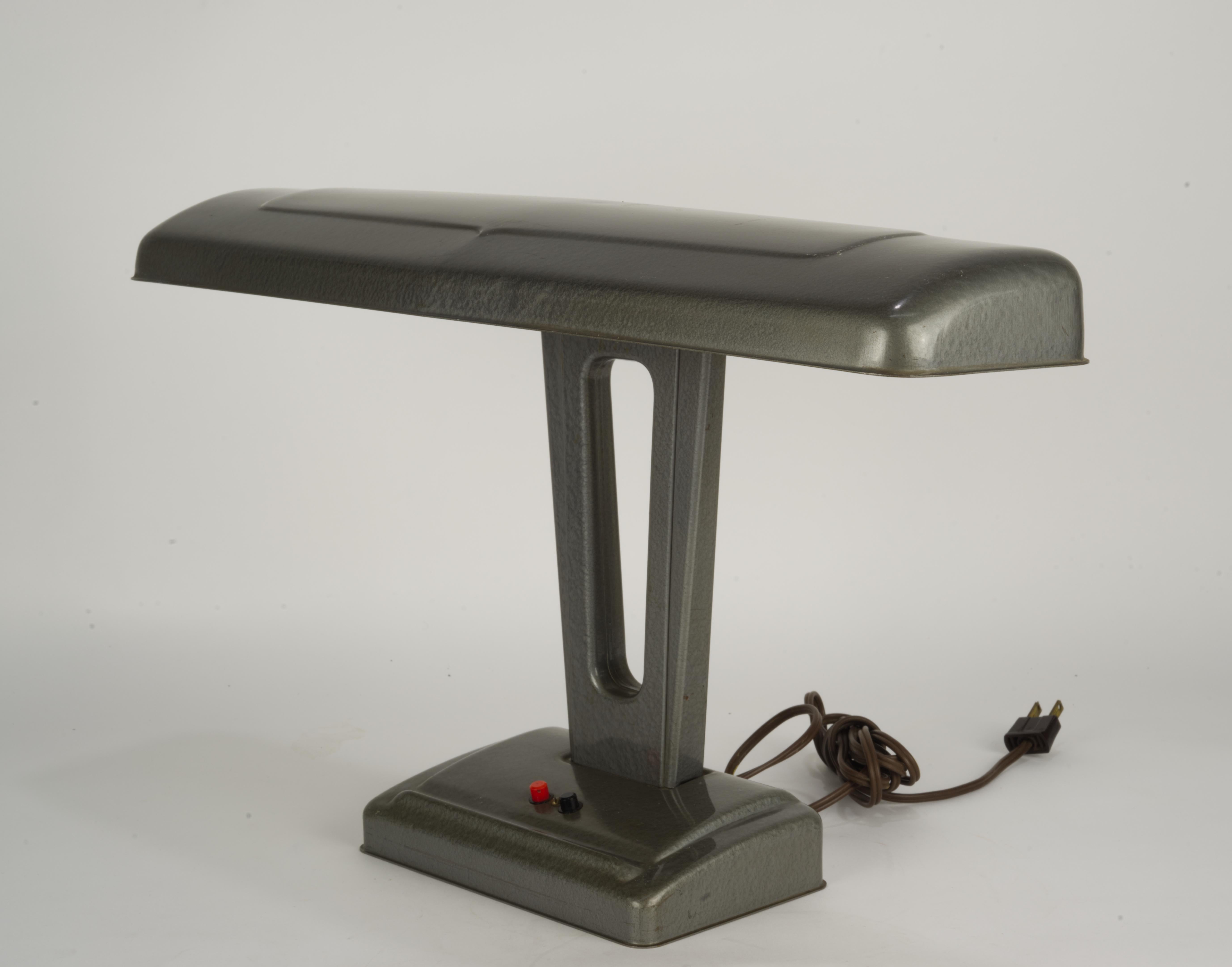 Art Deco revival Table lamp In Good Condition For Sale In Clifton Springs, NY