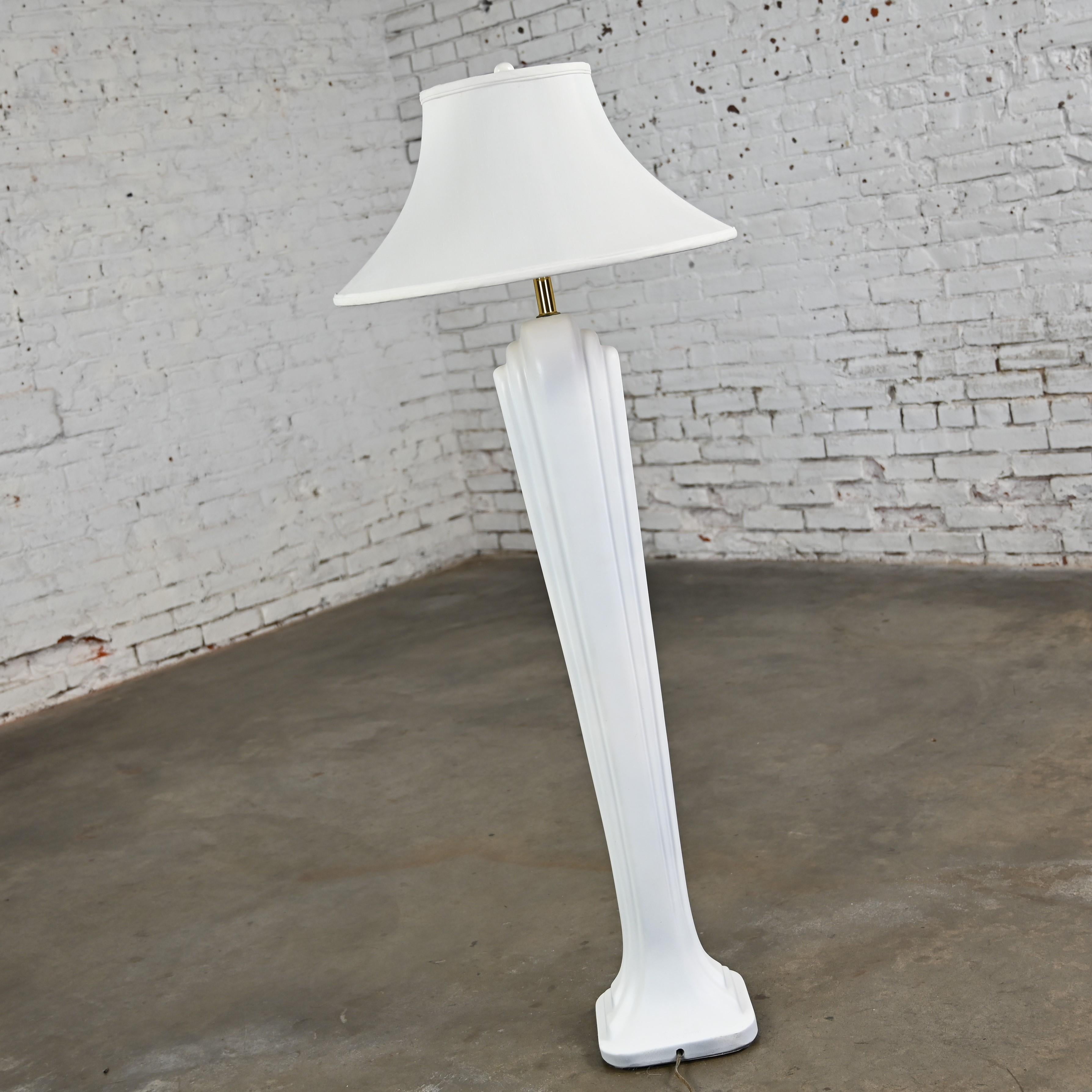 Late 20th Century Art Deco Revival to Postmodern Paolo Gucci Floor Lamp White Sculpted Resin  For Sale