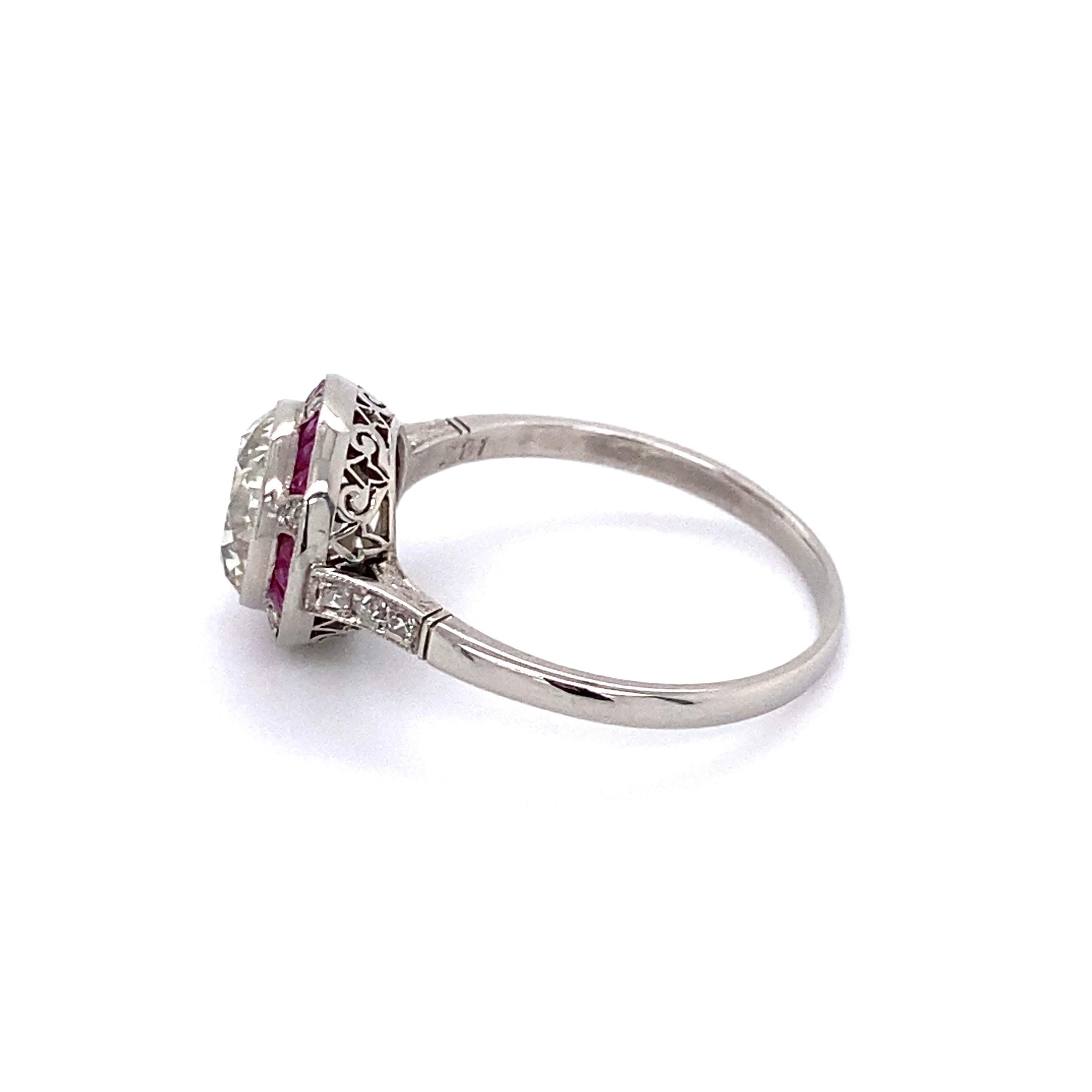 2.81 Carat Transitional Diamond Ruby and Diamond Surround Vintage Platinum Ring In Excellent Condition For Sale In Montreal, QC