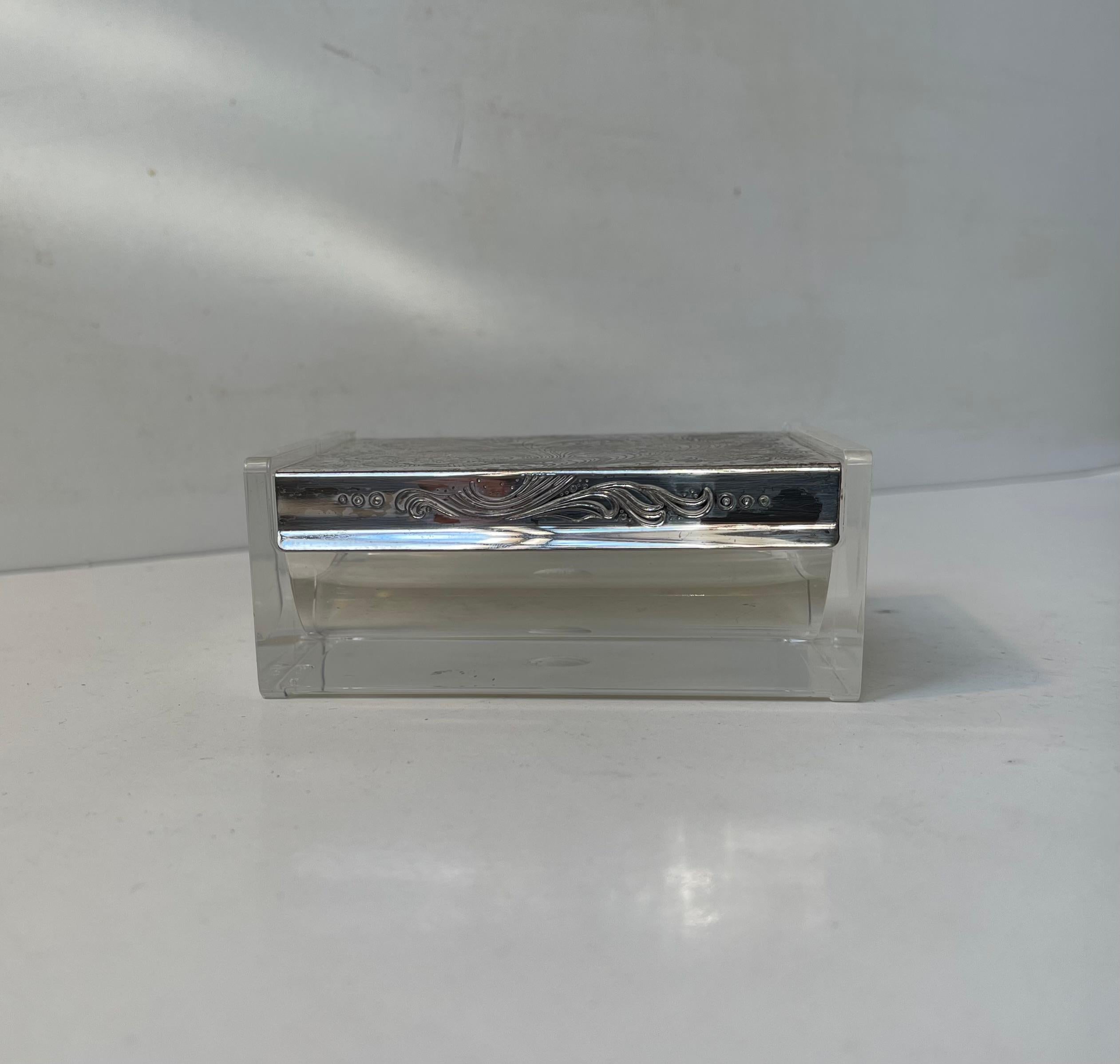 Una elegante caja de plexiglás y baño de plata de WMF en Alemania. Fabricado durante la década de 1970 y el renacimiento del estilo art déco. Adecuado para joyería, tocador o como pequeño humidor de tabaco. Marcado WMF en su base.  

Medidas: