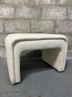 Banco tapizado en cascada Art Decó Revival de Thayer Coggin. Alrededor de 1980