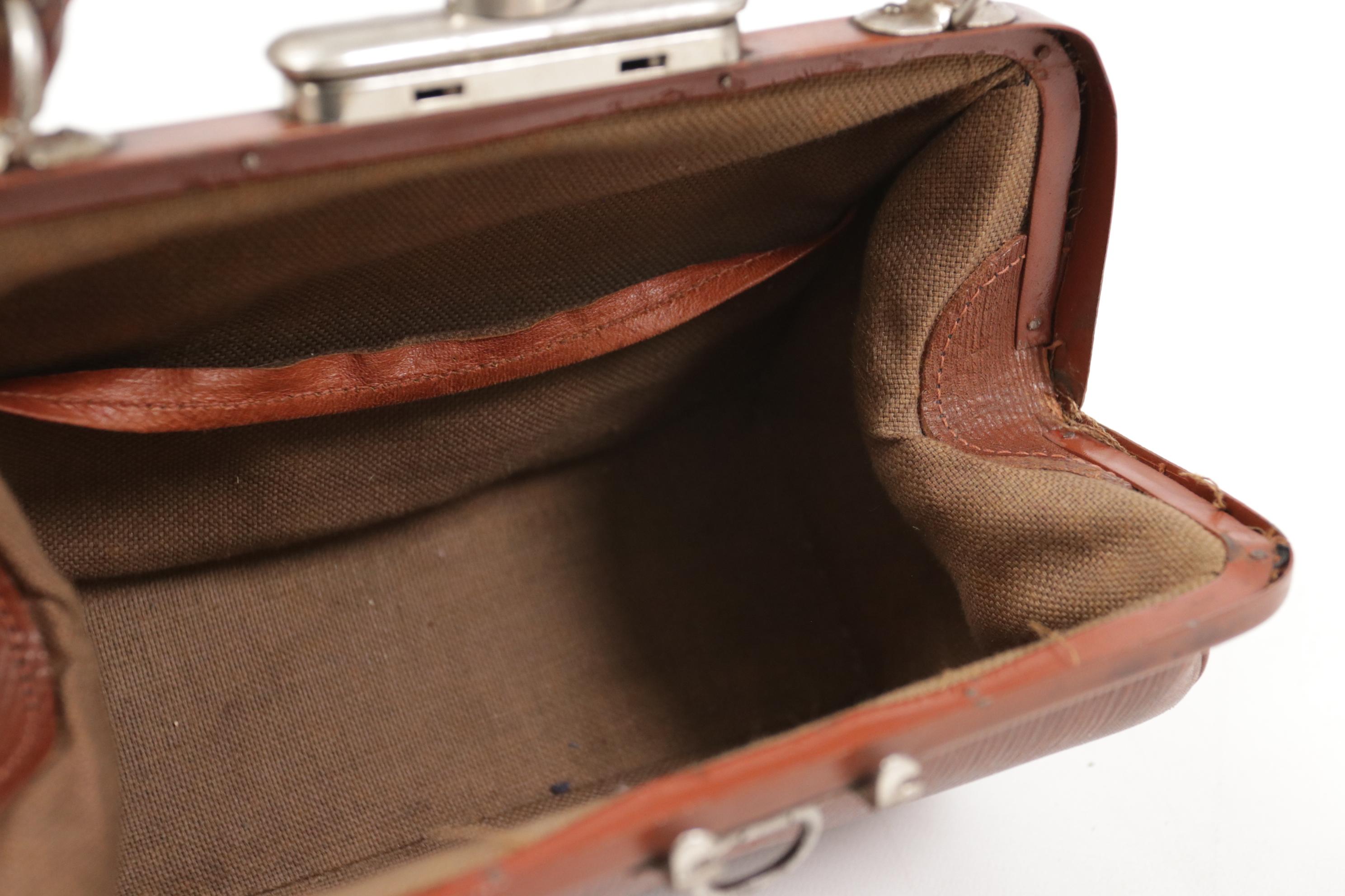 Art Deco Ribbed Leather Brown Handbag c. 1920 For Sale 5