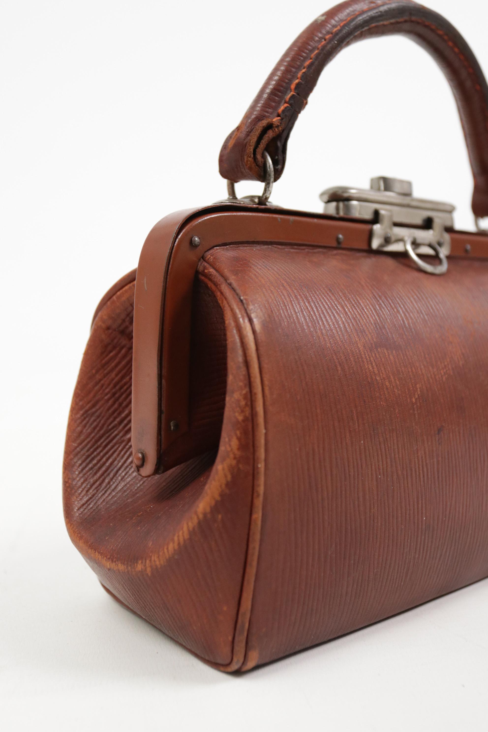 Embossed Art Deco Ribbed Leather Brown Handbag c. 1920 For Sale