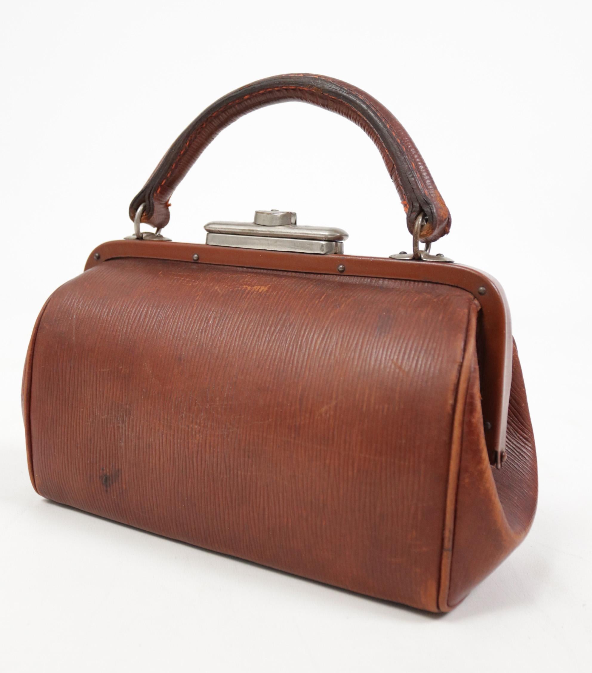 Early 20th Century Art Deco Ribbed Leather Brown Handbag c. 1920 For Sale