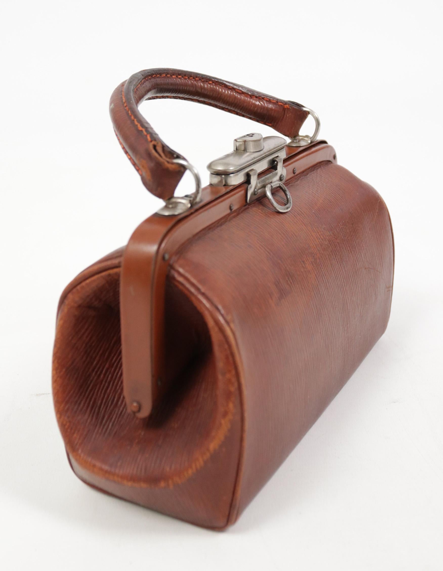 Art Deco Ribbed Leather Brown Handbag c. 1920 For Sale 1