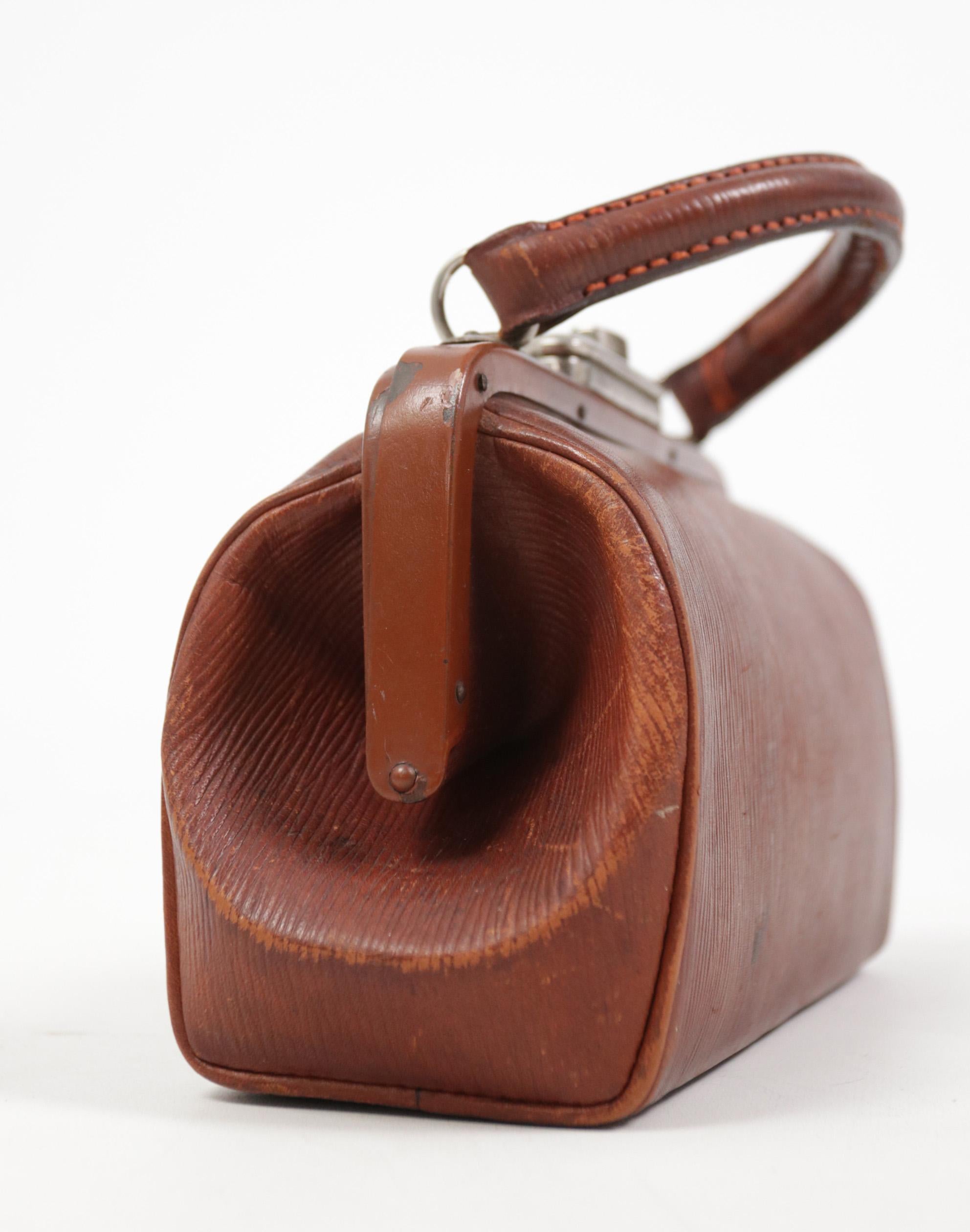 Art Deco Ribbed Leather Brown Handbag c. 1920 For Sale 2