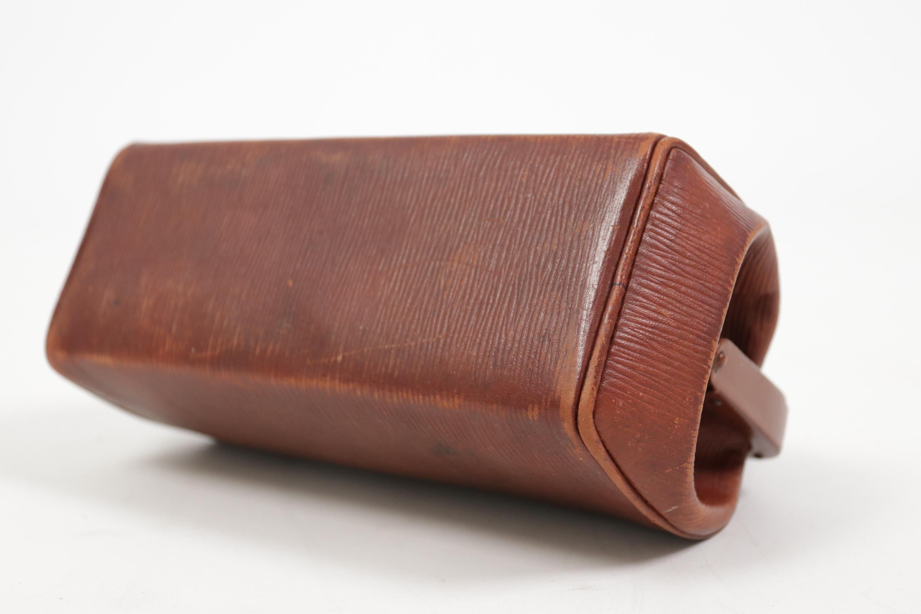 Art Deco Ribbed Leather Brown Handbag c. 1920 For Sale 3