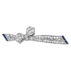 Spilla Art Déco con diamanti e zaffiri a forma di nastro