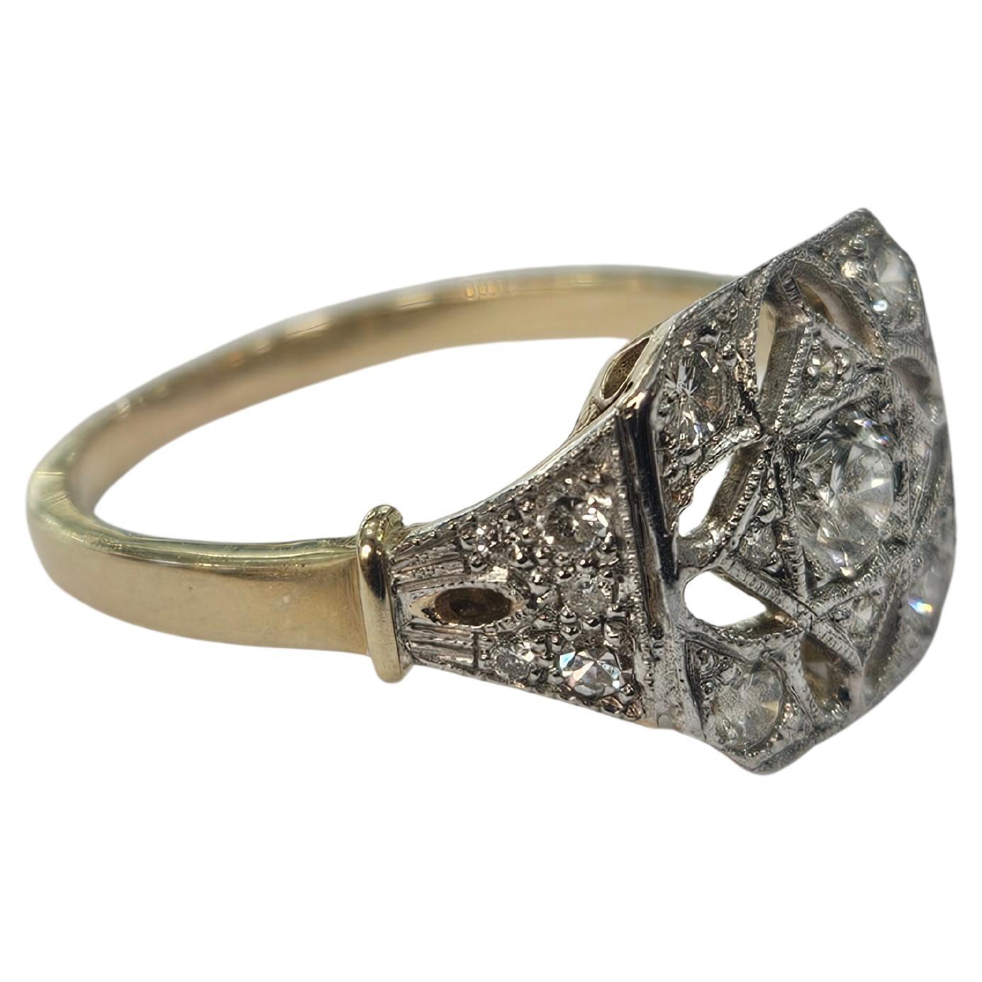 
 Anello Art Deco originale Circa 1930 in oro giallo 18 carati e platino  design geometrico  a  base con galleria.  
19 diamanti naturali a taglio singolo e a taglio brillante per un peso totale di 0,74 carati.
Colore H-I e purezza SI1-
