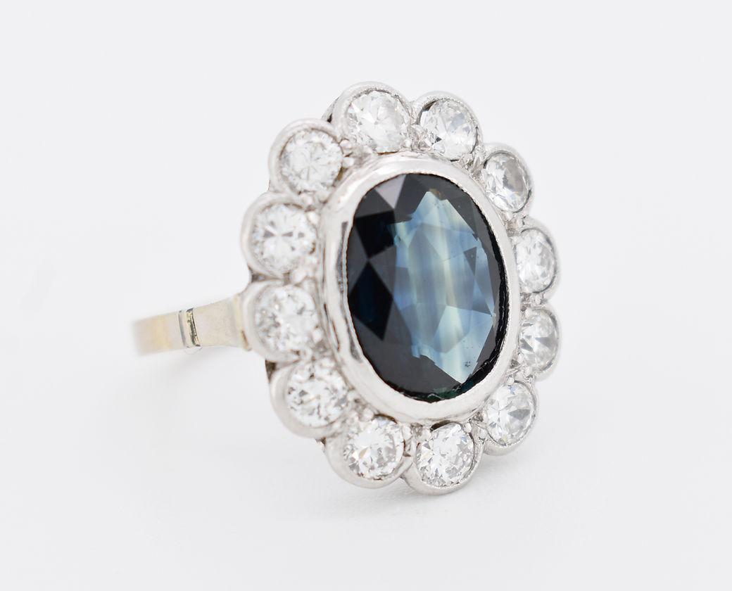 Art Deco Ring, 2.40 Carat Natural Sapphire and Old Cut Diamonds Circa 1930 In Good Condition In PARIS, FR
