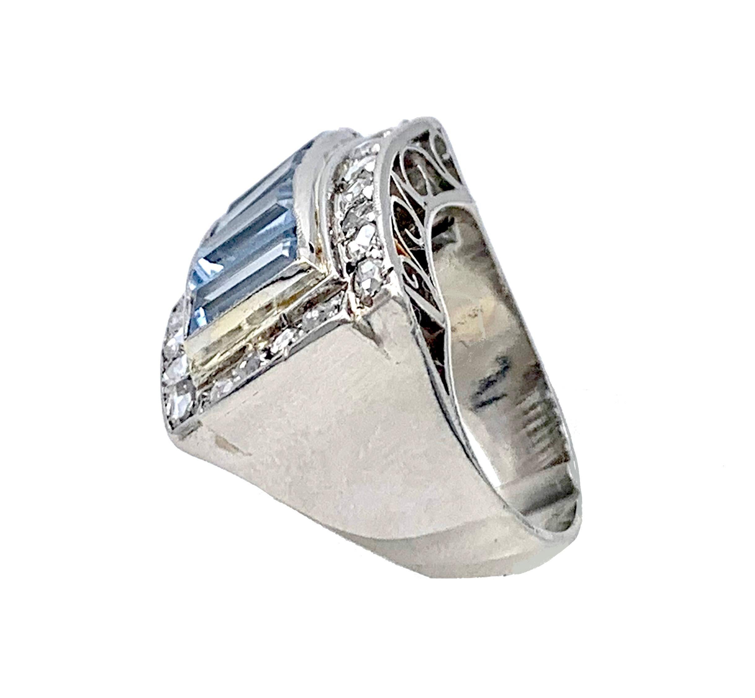 Art Deco Ring  !930s Auamarine Baguette Cut Diamonds 18 Karat White Gold In Good Condition In Munich, Bavaria