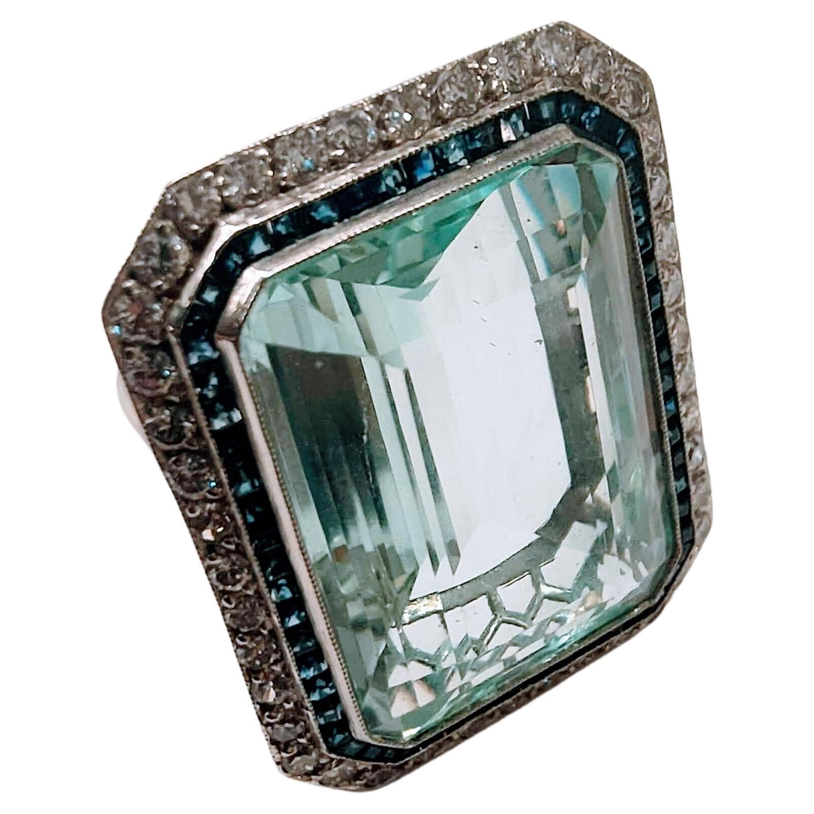 Important Art Deco ring made of platinum, weight 16.45 grams, octagonal base with delicate inclination and in its lower part beautiful openwork, body with eyelashes. Great Aquamarine in emerald cut of 30 carats, beautiful tone and excellent clarity.