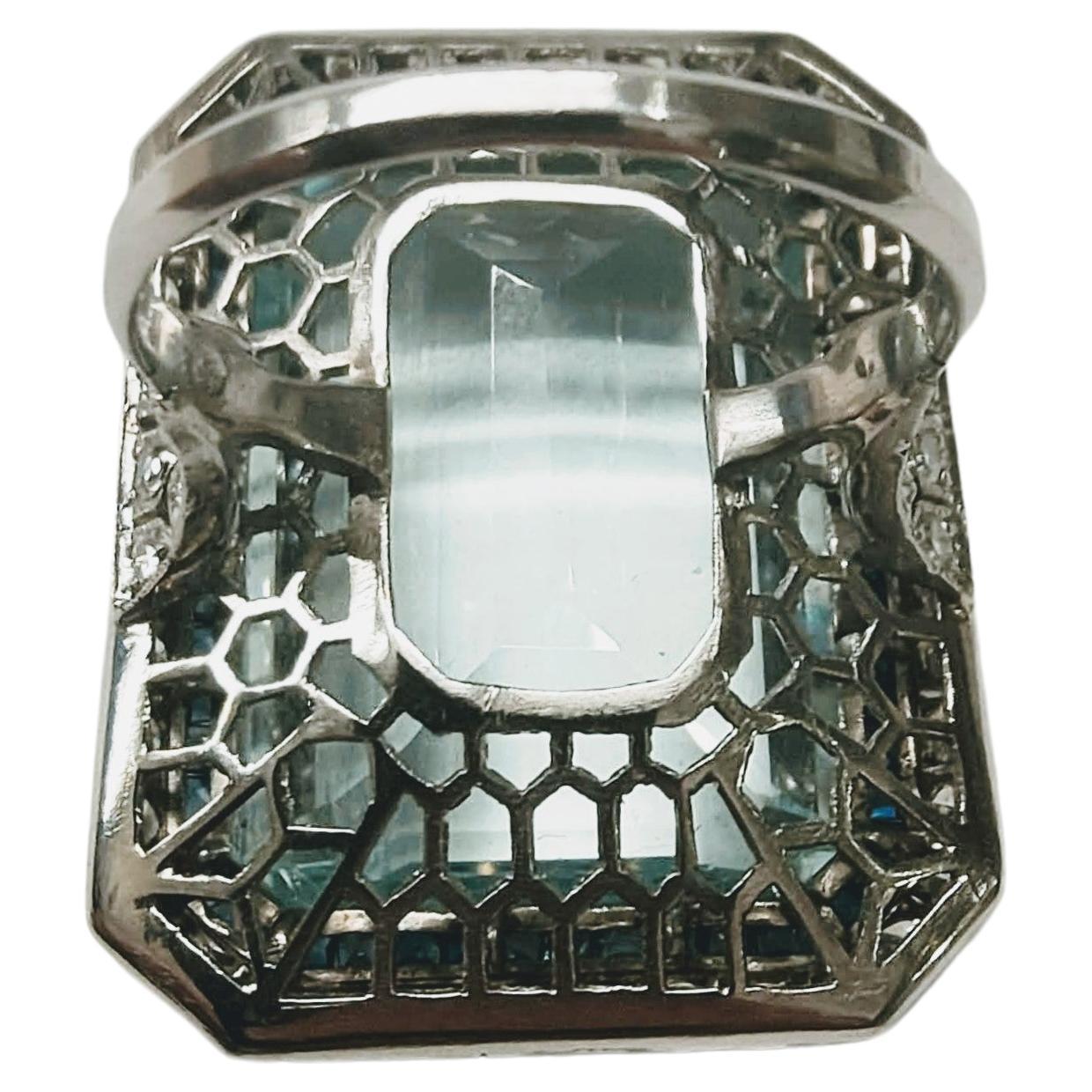 Vintage Art Deco Ring Aquamarine 30 Ctw. Diamond and Sapphire Platinum In Excellent Condition For Sale In Valencia, Comunidad Valenciana