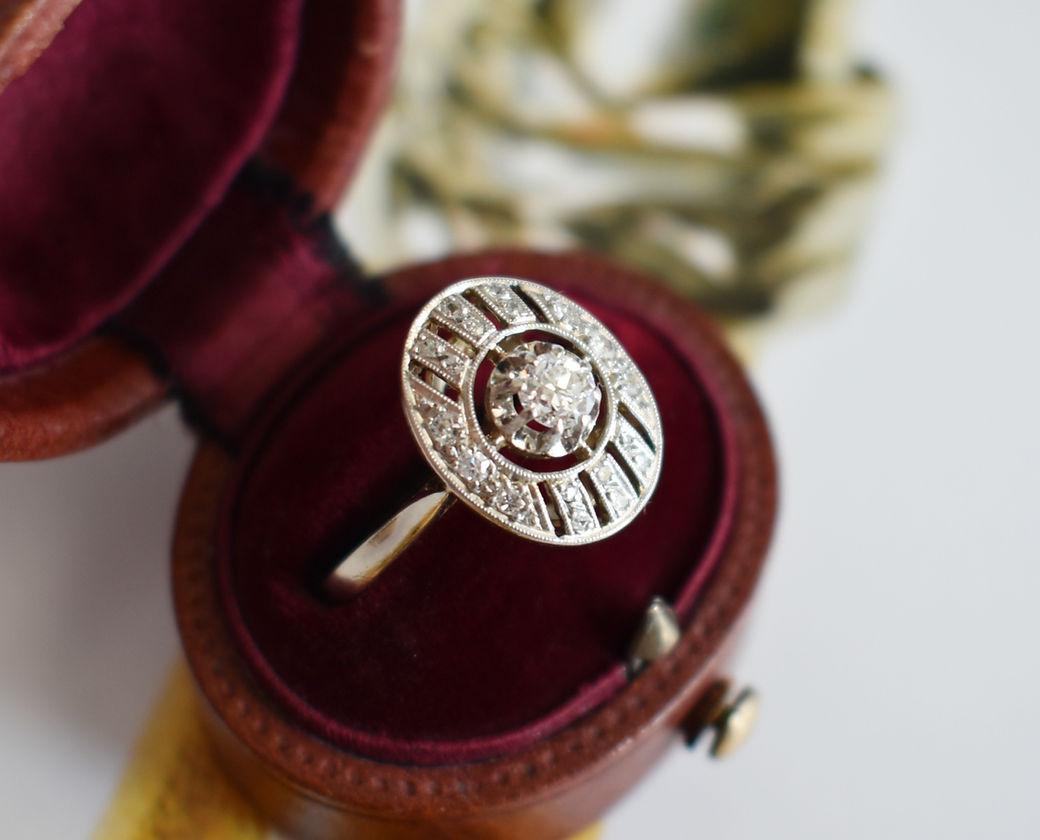 Anello Art Déco (circa 1920) in oro 18 carati (750 millesimi) e platino. in vendita 1