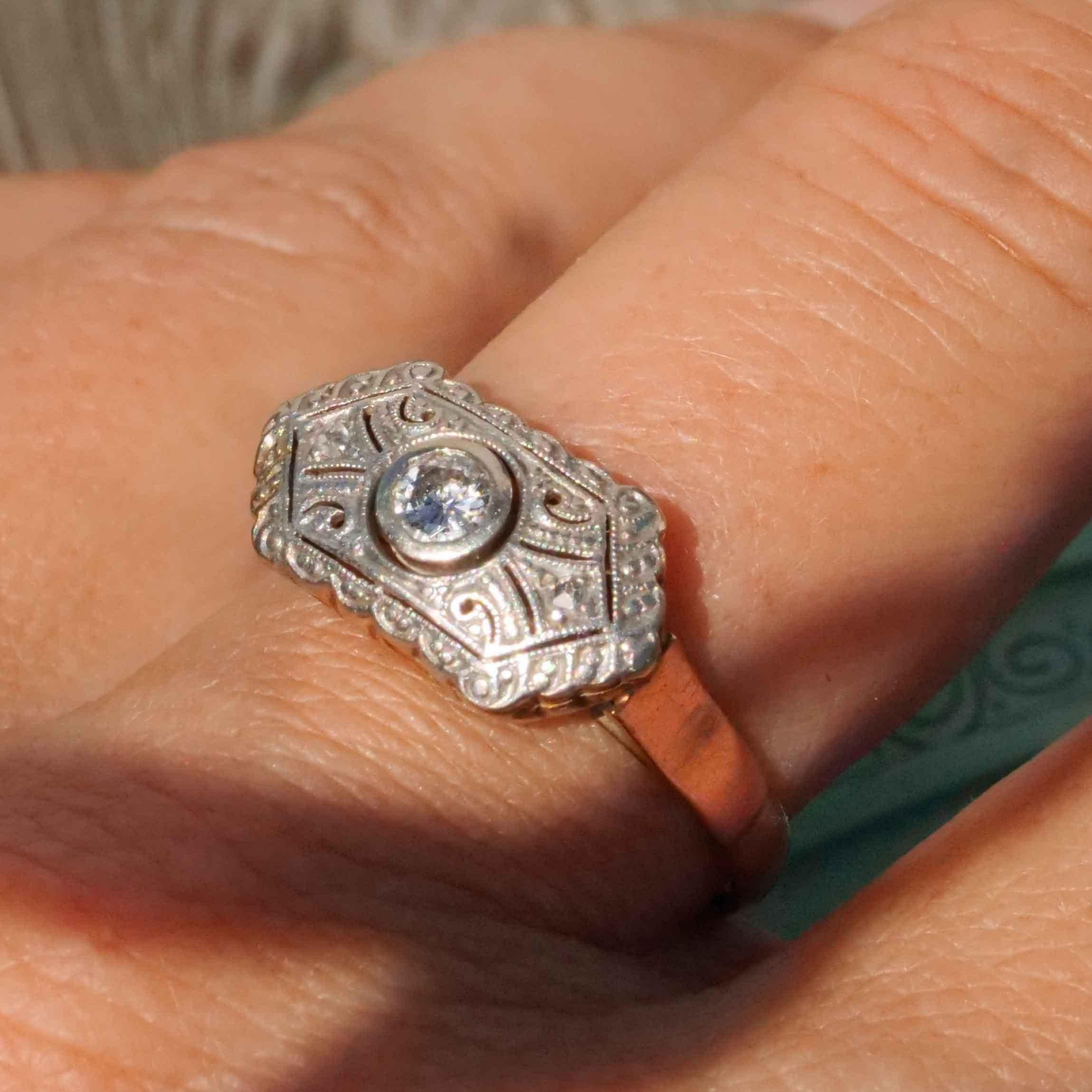 Anello Art Deco Diamanti per un totale di 0,22 ct W VS da un'abbagliante Storia del 1930-40 in vendita 4