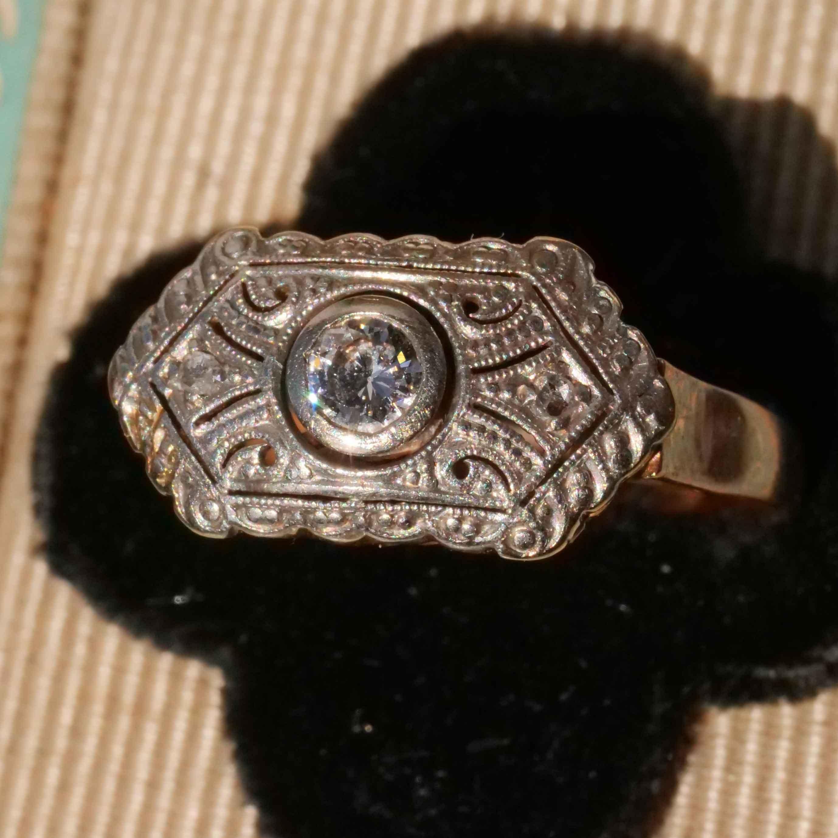 elegante lavorazione a sega a forma di arabeschi combinata con un diamante di alta qualità a taglio pieno e brillante in taglio di transizione di 0,20 ct, W (bianco) / VS (inclusioni molto piccole) e due rose di diamanti, anello lavorato in oro