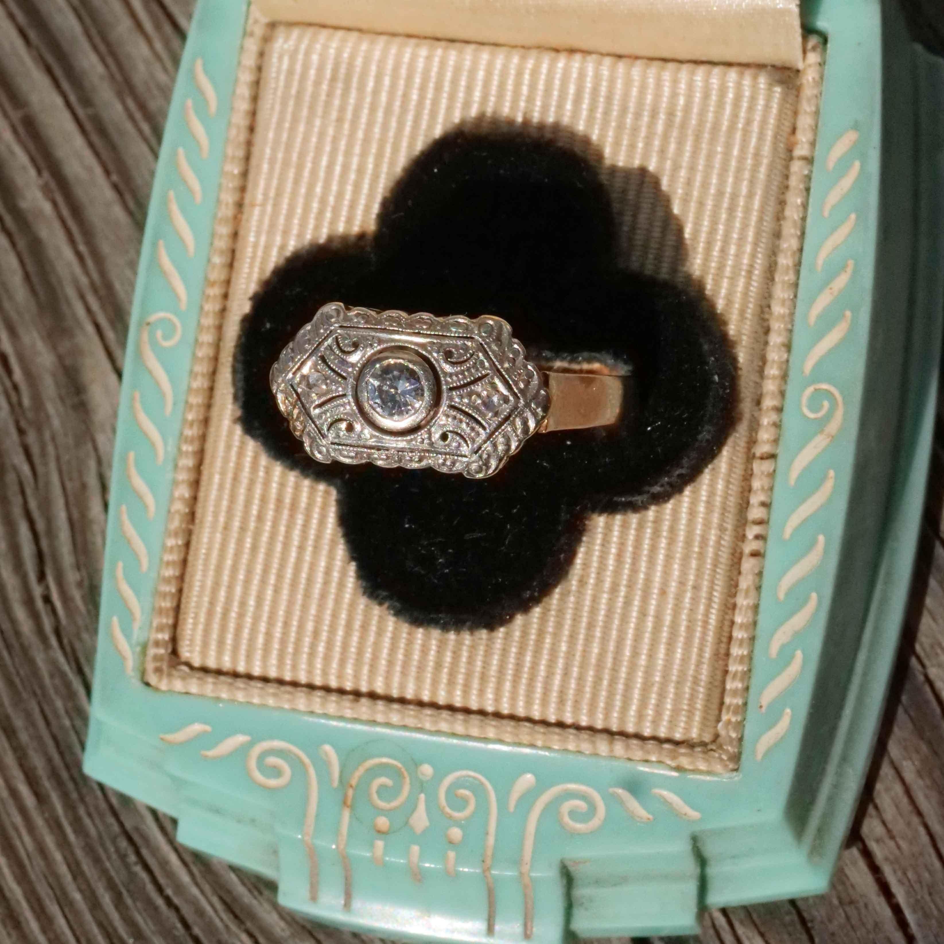 Moderno Anello Art Deco Diamanti per un totale di 0,22 ct W VS da un'abbagliante Storia del 1930-40 in vendita