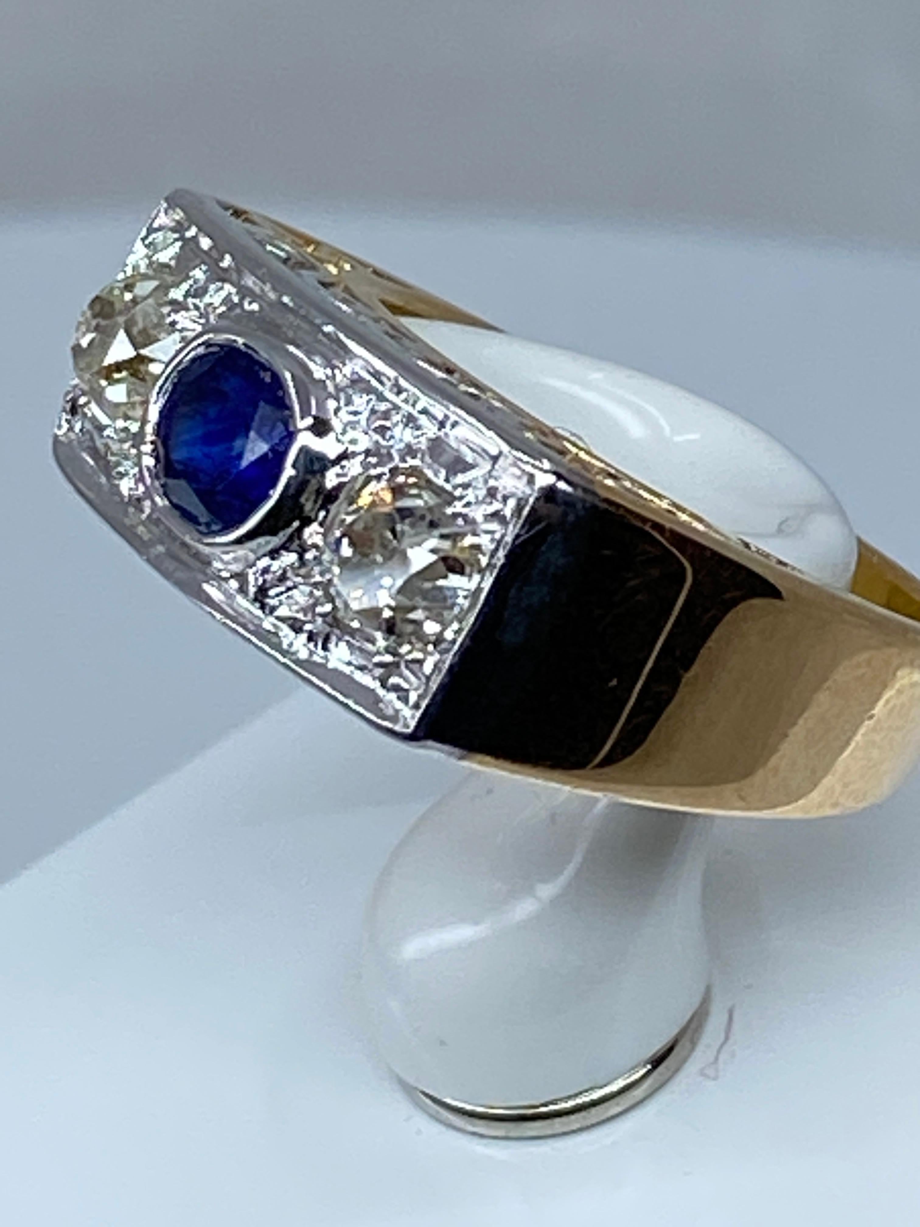 Round Cut Art Deco ring in 18 carat gold adorned with a sapphire and diamonds, 1930 period For Sale