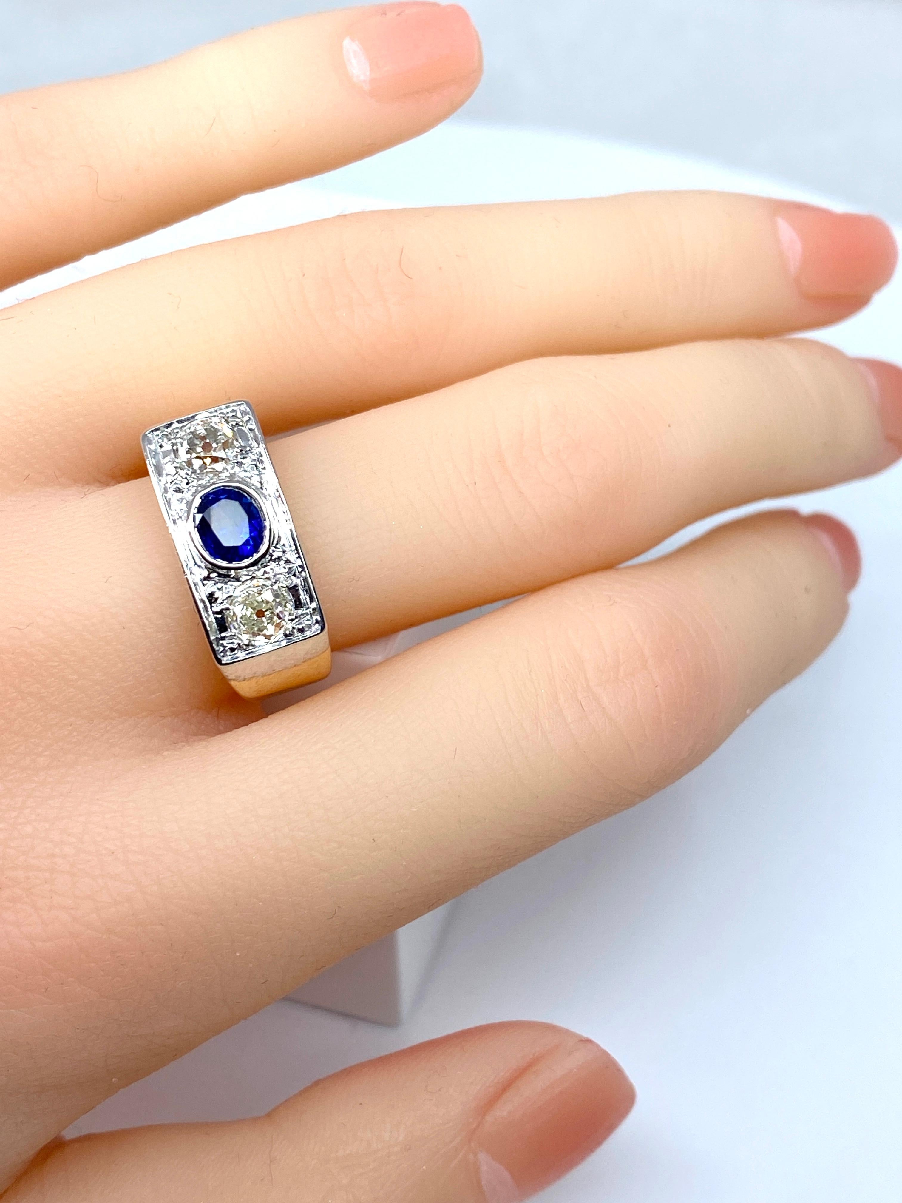 Art Deco ring in 18 carat gold adorned with a sapphire and diamonds, 1930 period In Good Condition For Sale In VERSAILLES, FR