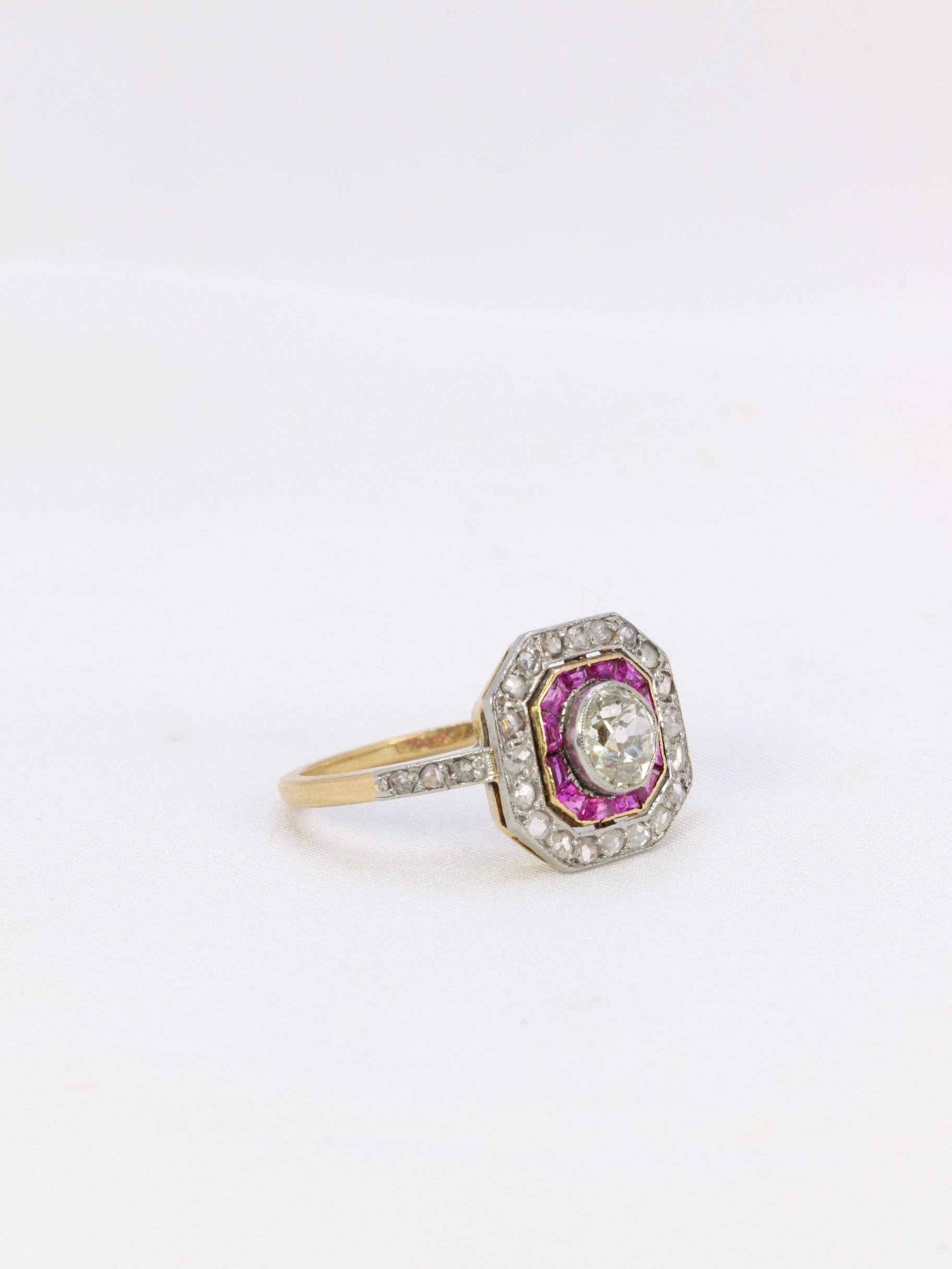 Bague Art-Déco en or 18Kt (750°/°°) sertie en son centre d'un diamant ovale de taille ancienne en serti clos pesant environ 0,7 carats entouré d'une rangée de rubis calibrés et d'une rangée de diamants taillés en rose.
Ouvrage français typique de la