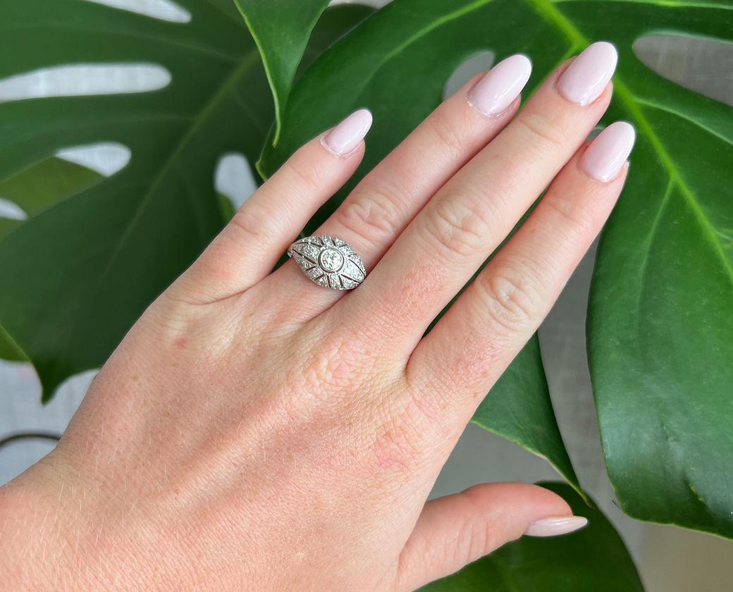 Art Deco Ring in Platinum and Diamonds - Circa 1920 In Excellent Condition For Sale In PARIS, FR