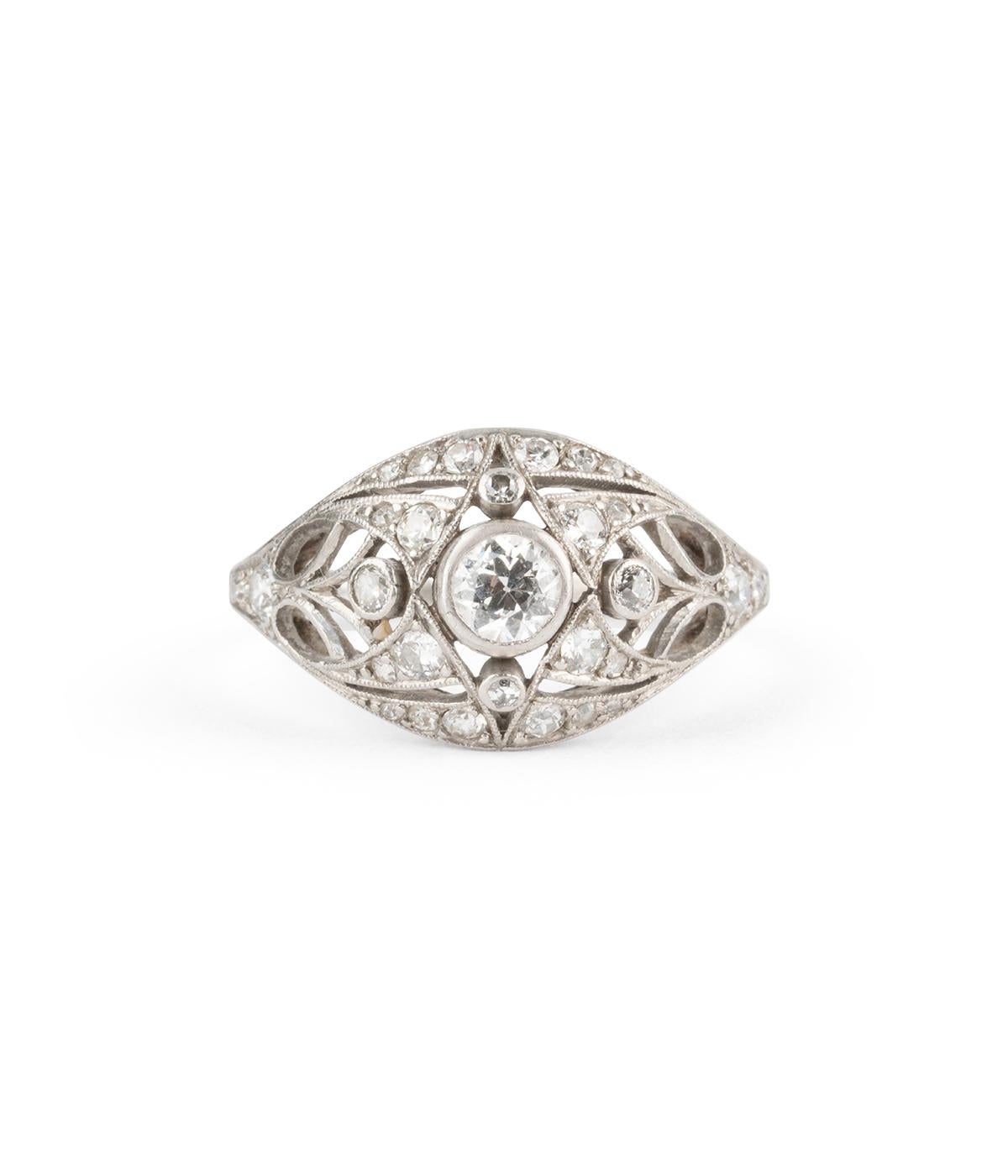 Art déco Ring aus Platin und Diamanten (Gemischter Schliff) im Angebot