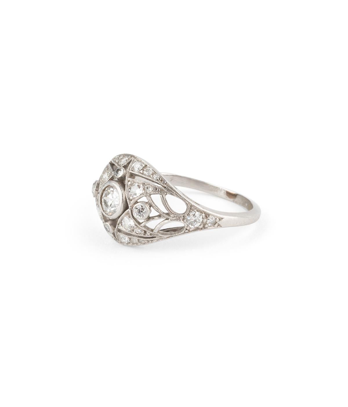 Art déco Ring aus Platin und Diamanten im Zustand „Hervorragend“ im Angebot in PARIS, FR