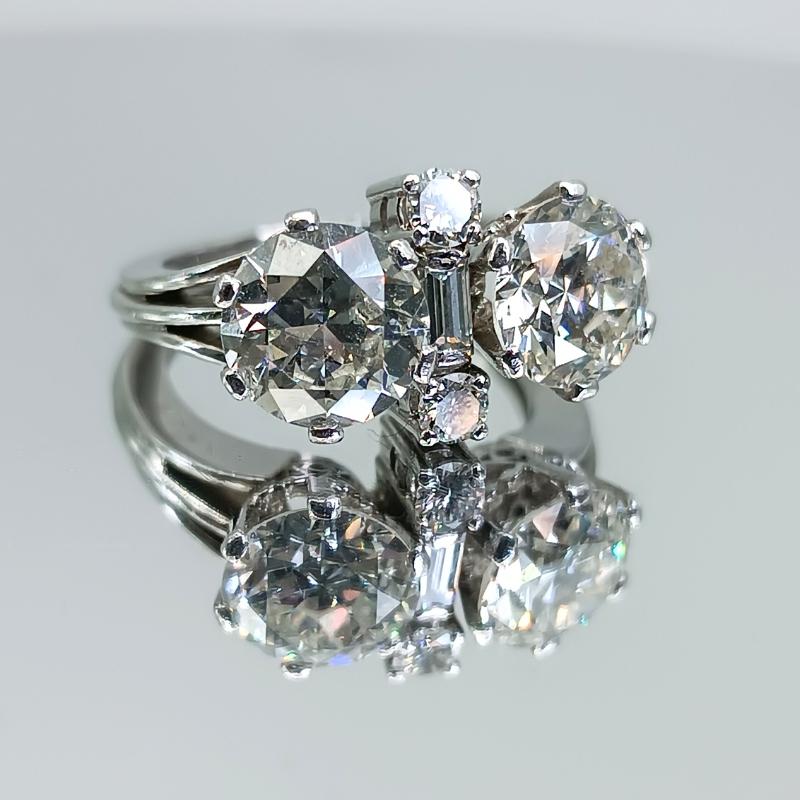 Women's or Men's Art Deco Ring in Platinum and Diamonds For Sale