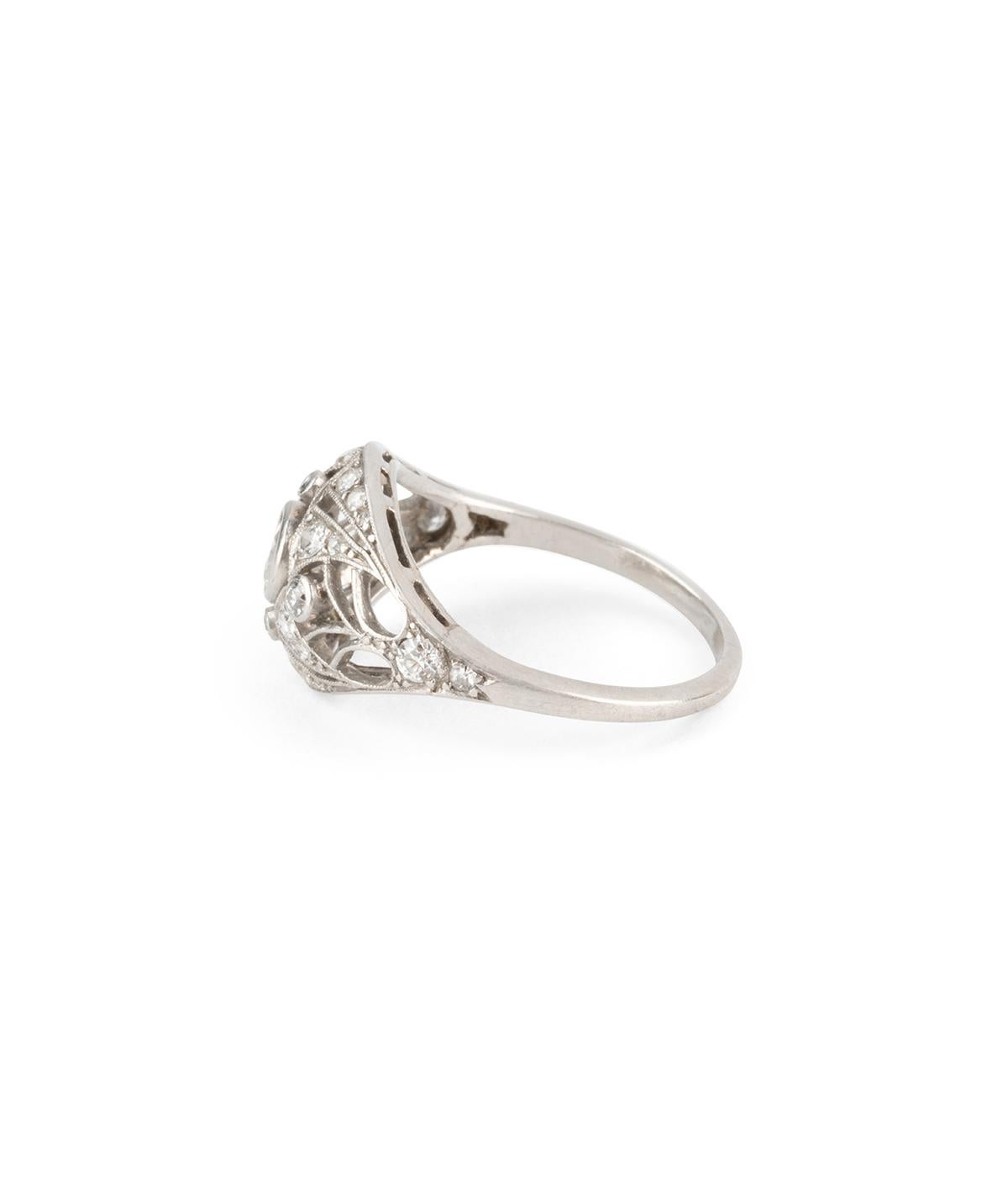 Art déco Ring aus Platin und Diamanten für Damen oder Herren im Angebot
