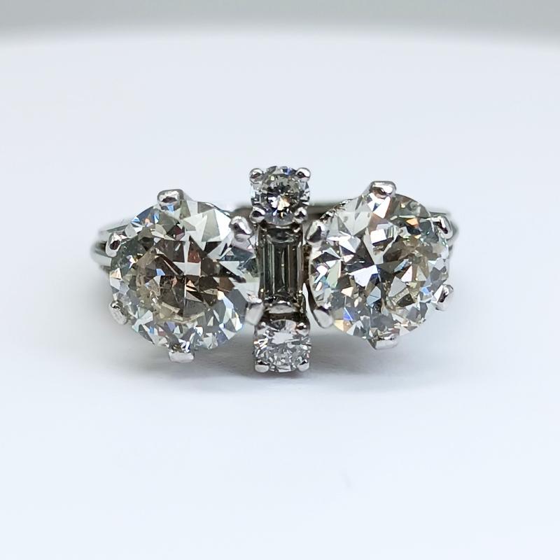 Art Deco Ring in Platinum and Diamonds For Sale 4