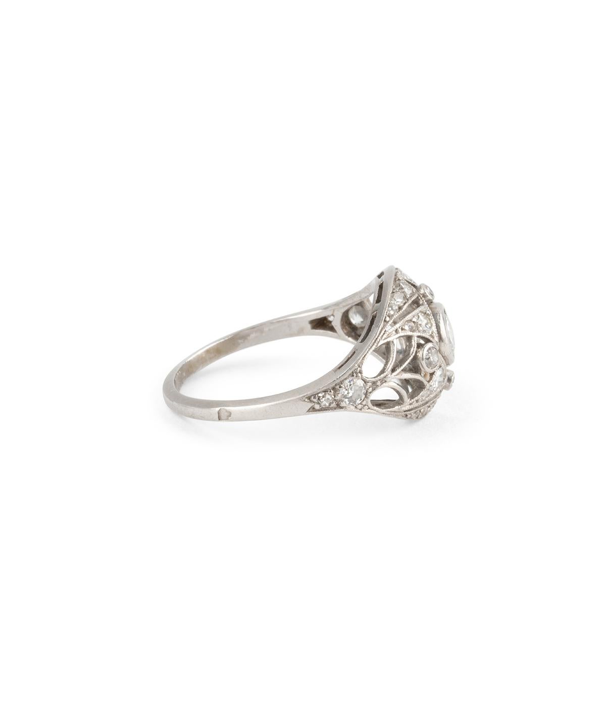 Art déco Ring aus Platin und Diamanten im Angebot 4