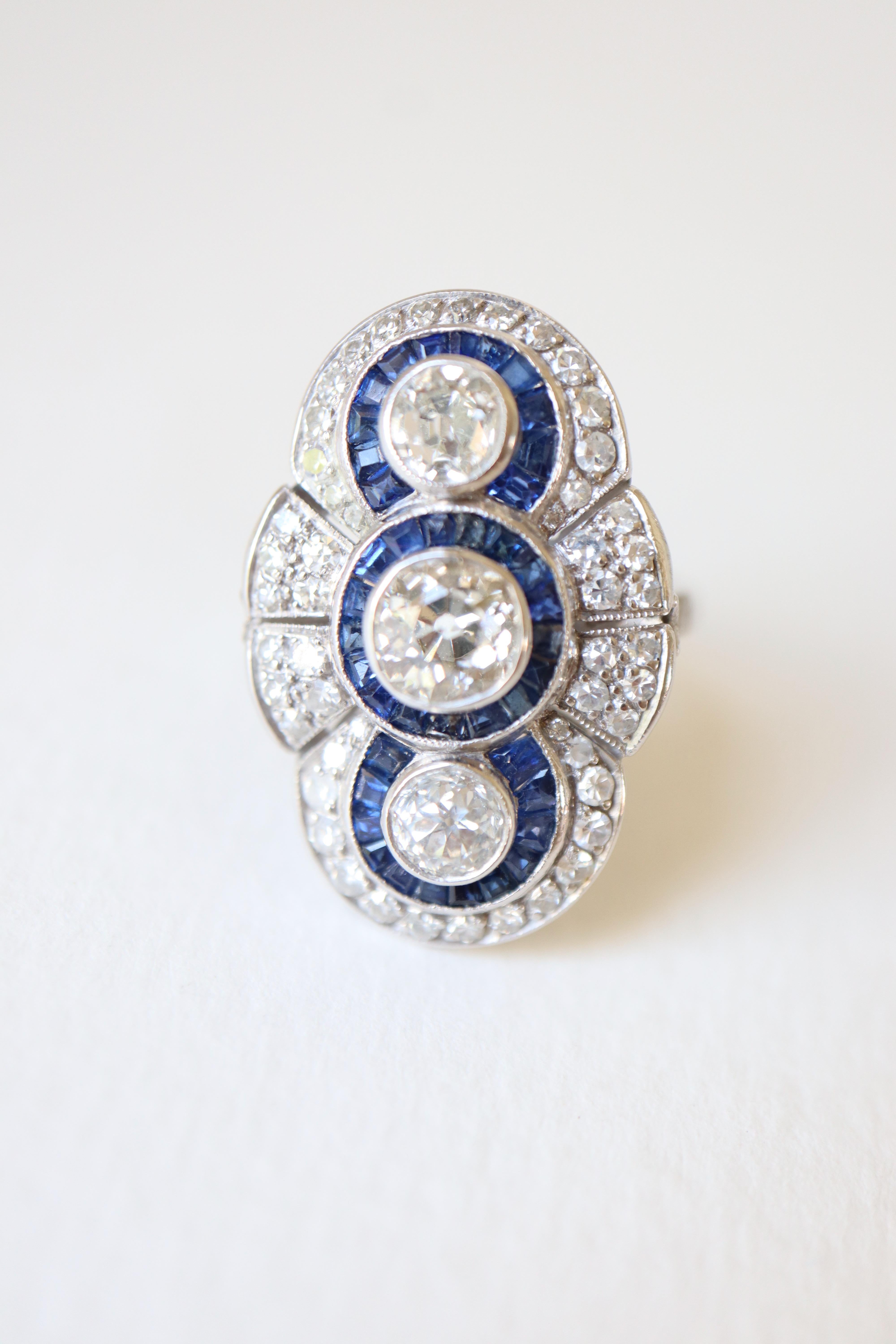 Women's Art Deco Ring in Platinum Sapphire and Diamonds 1920 1930 For Sale