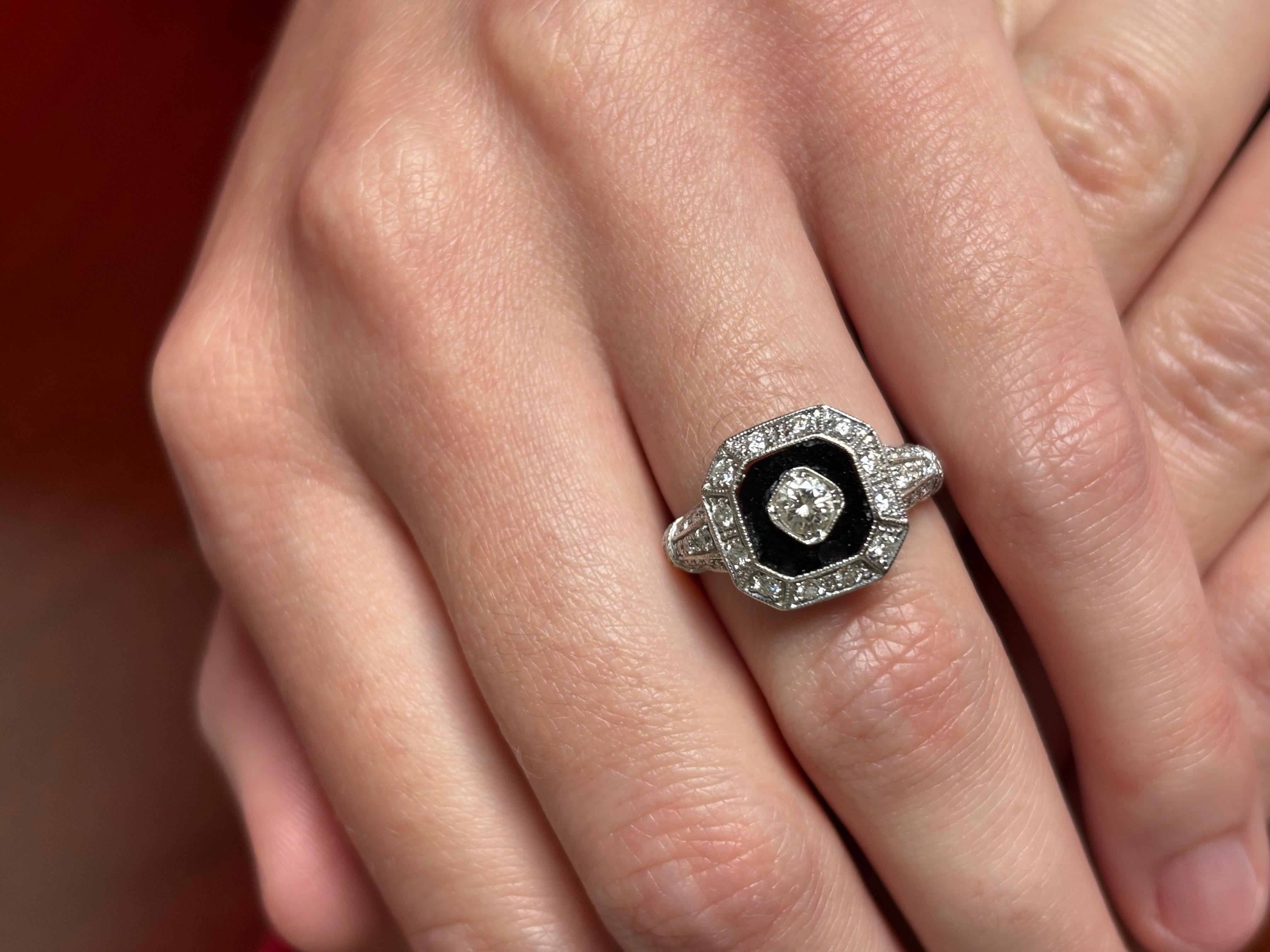 Art Deco Ring in White Gold with Onyx and Diamonds 5
